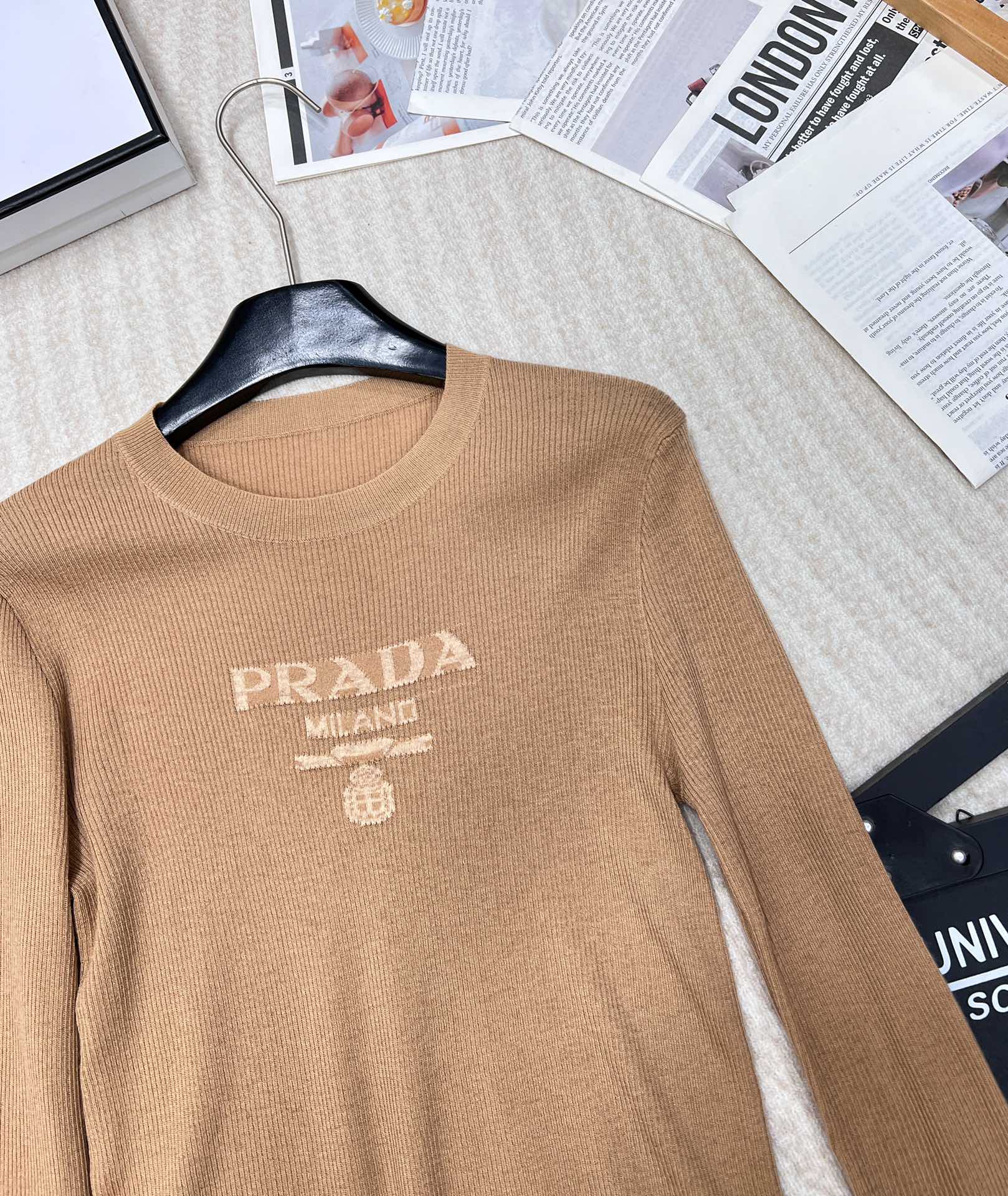 🆕 PRADA 胸口经典logo嵌花短款长袖针织衫，这款修身版型针织长袖源自经典罗纹针织系列 简洁修身版