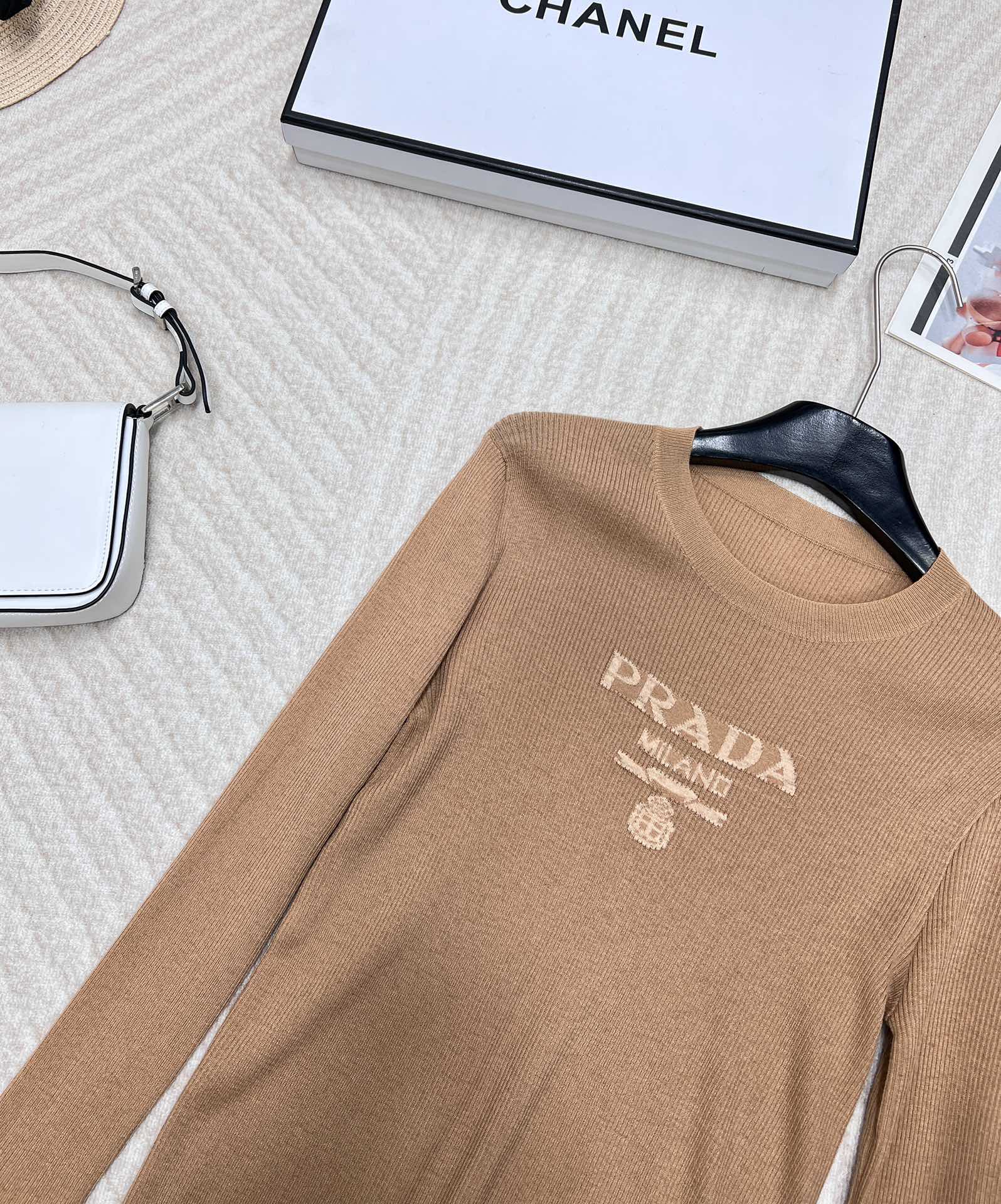 🆕 PRADA 胸口经典logo嵌花短款长袖针织衫，这款修身版型针织长袖源自经典罗纹针织系列 简洁修身版
