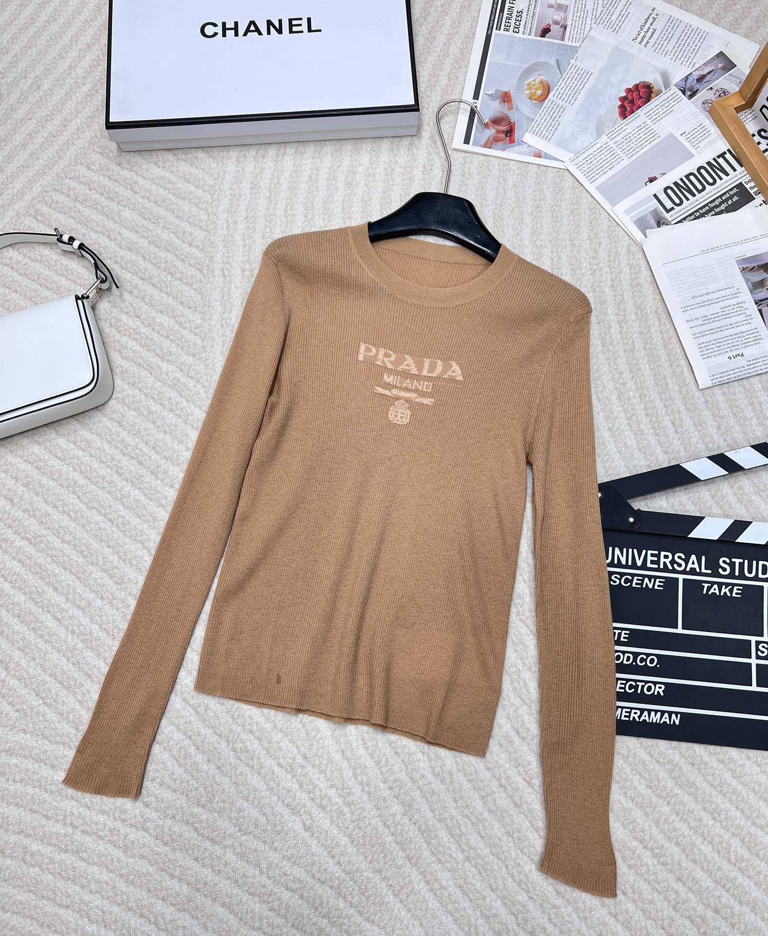 NO:294178,PRADA chest classic logo inlay short long-sleeved sweater, this slim fit knitted long sleeves originated from the classic rib knitted series. Simple slim fit and chic contrasting letter logo are matched. Super fashionable and versatile. Practical. Simple silhouette and chic matching complement each other. You can choose any bottom. This knitted upper body is really slim. It uses imported high-end wool fabric. The fabric is skin-friendly and has a large elasticity. The best choice for transition seasons. A thin slim base shirt can be worn directly in autumn and an inner match in winter. It looks good in one outfit. Any trouser skirt can be matched. A must-have item for girls!  Maillard color ~ comfortable and soft skin, full texture, crochet letters on the chest, simple and fashionable, single wear inner layer, layered, all are very outstanding single items, two colors, size sml, prada, skirts, alexander wang19860909PRADA 胸口经典logo嵌花短款长袖针织衫,这款修身版型针织长袖源自经典罗纹针织系列 简洁修身版型与别致撞色字母logo搭配 超级时髦百搭 实用主义 简洁廓形与别致搭配相映成趣 下装可任意选择,百搭单品 这件针织上身真的很显瘦 采用进口高级羊毛的面料 面料亲肤 弹力超大 过渡季节最佳选择,薄款修身打底衫,秋天可直接单穿,冬天可做内搭 单穿搭配都好看 任何裤装裙装都可以搭配 女生必备单品！ 美拉德色系～贴肤舒适软糯 质感十足 胸前字母钩花撞色 简约时髦 单穿内搭叠穿都是很出彩的单品两色出 尺码sml,,prada,skirts,alexander wang,Women's clothing