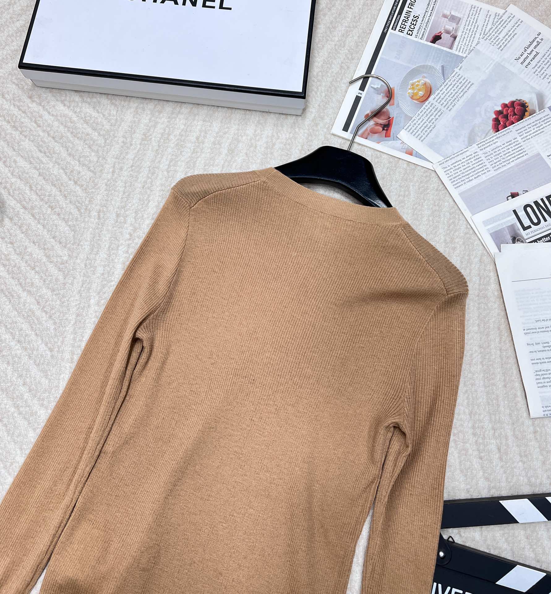 🆕 PRADA 胸口经典logo嵌花短款长袖针织衫，这款修身版型针织长袖源自经典罗纹针织系列 简洁修身版