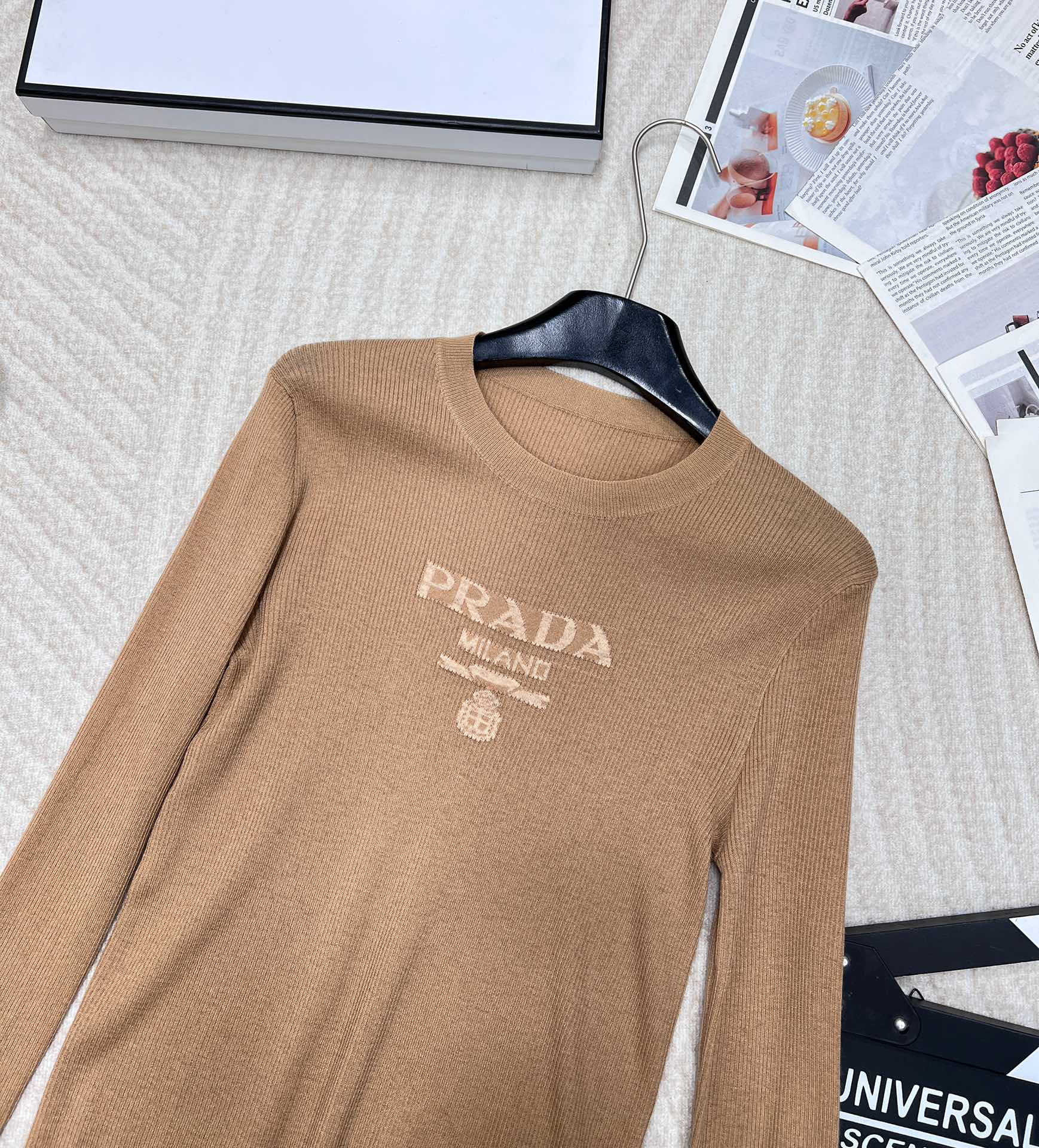 🆕 PRADA 胸口经典logo嵌花短款长袖针织衫，这款修身版型针织长袖源自经典罗纹针织系列 简洁修身版