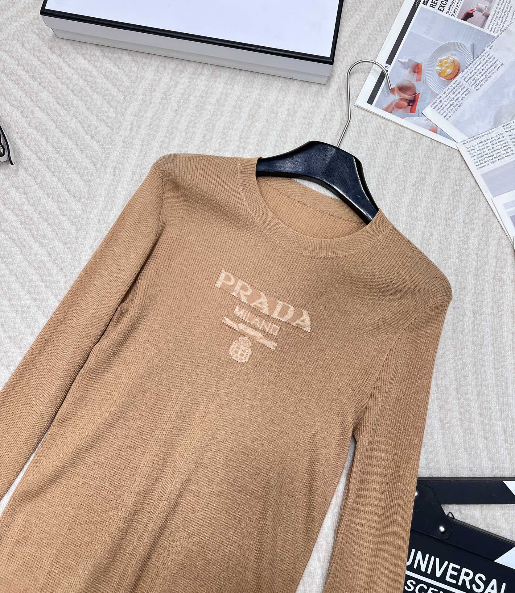 🆕 PRADA 胸口经典logo嵌花短款长袖针织衫，这款修身版型针织长袖源自经典罗纹针织系列 简洁修身版