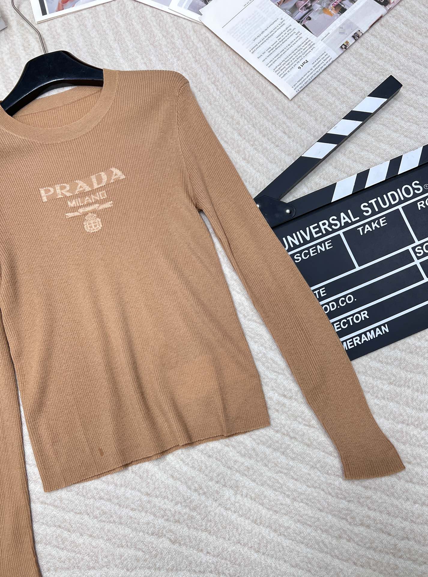 🆕 PRADA 胸口经典logo嵌花短款长袖针织衫，这款修身版型针织长袖源自经典罗纹针织系列 简洁修身版
