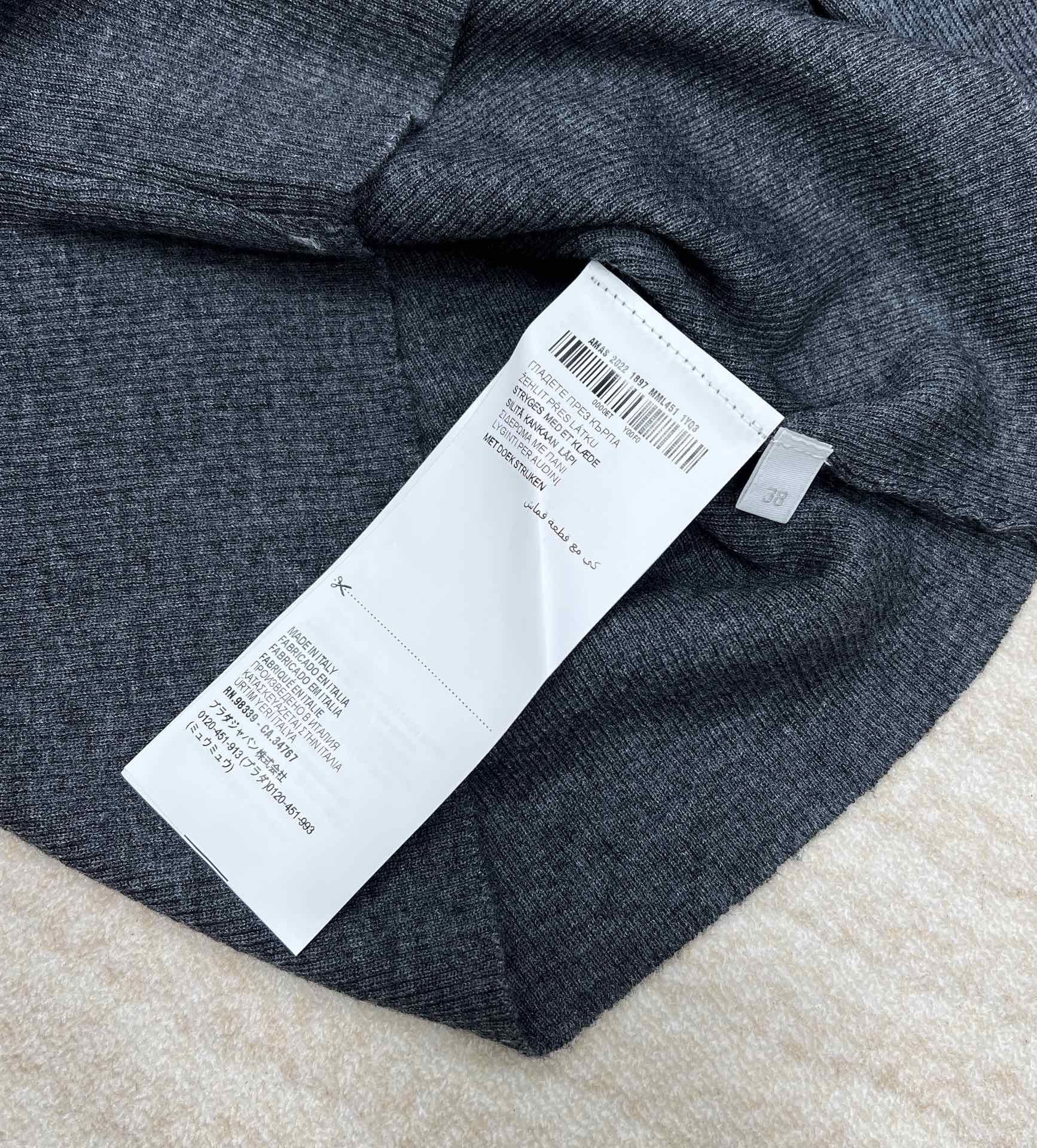 🆕 PRADA 胸口经典logo嵌花短款长袖针织衫，这款修身版型针织长袖源自经典罗纹针织系列 简洁修身版