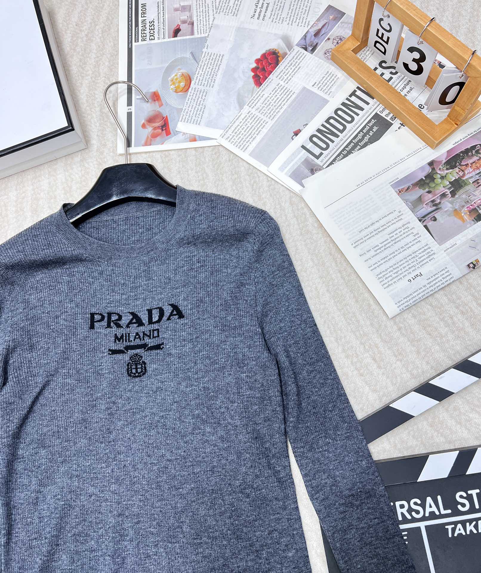🆕 PRADA 胸口经典logo嵌花短款长袖针织衫，这款修身版型针织长袖源自经典罗纹针织系列 简洁修身版