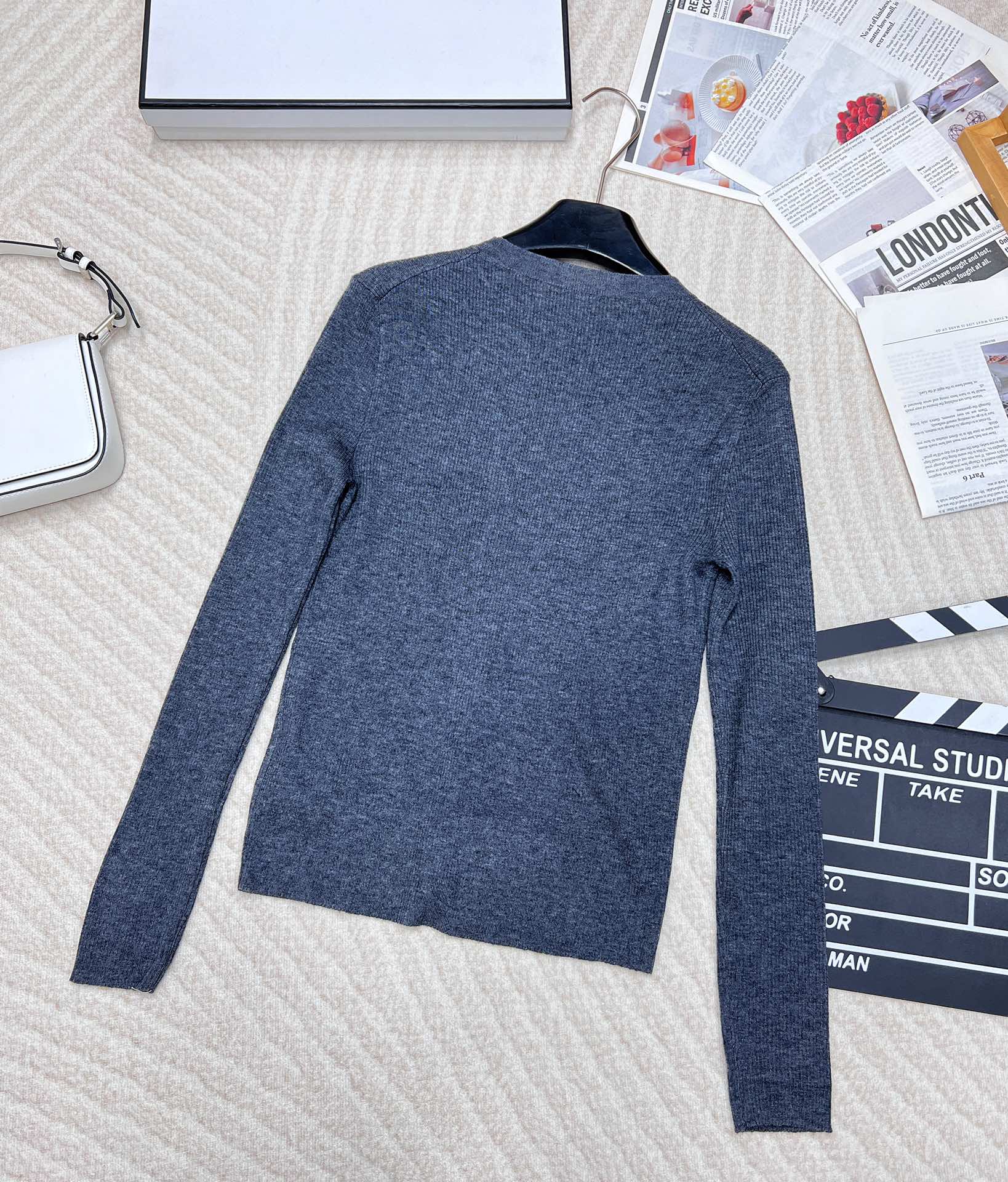 🆕 PRADA 胸口经典logo嵌花短款长袖针织衫，这款修身版型针织长袖源自经典罗纹针织系列 简洁修身版