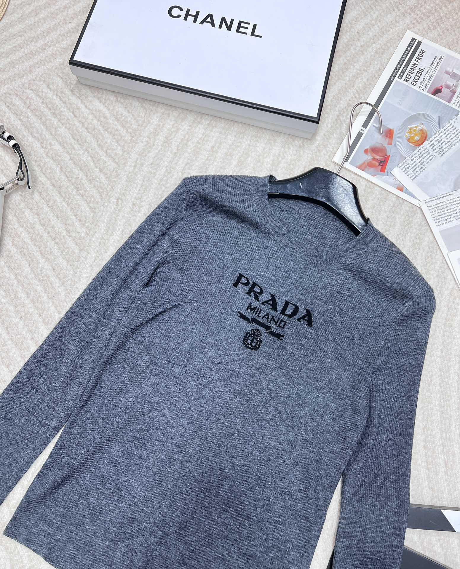 🆕 PRADA 胸口经典logo嵌花短款长袖针织衫，这款修身版型针织长袖源自经典罗纹针织系列 简洁修身版