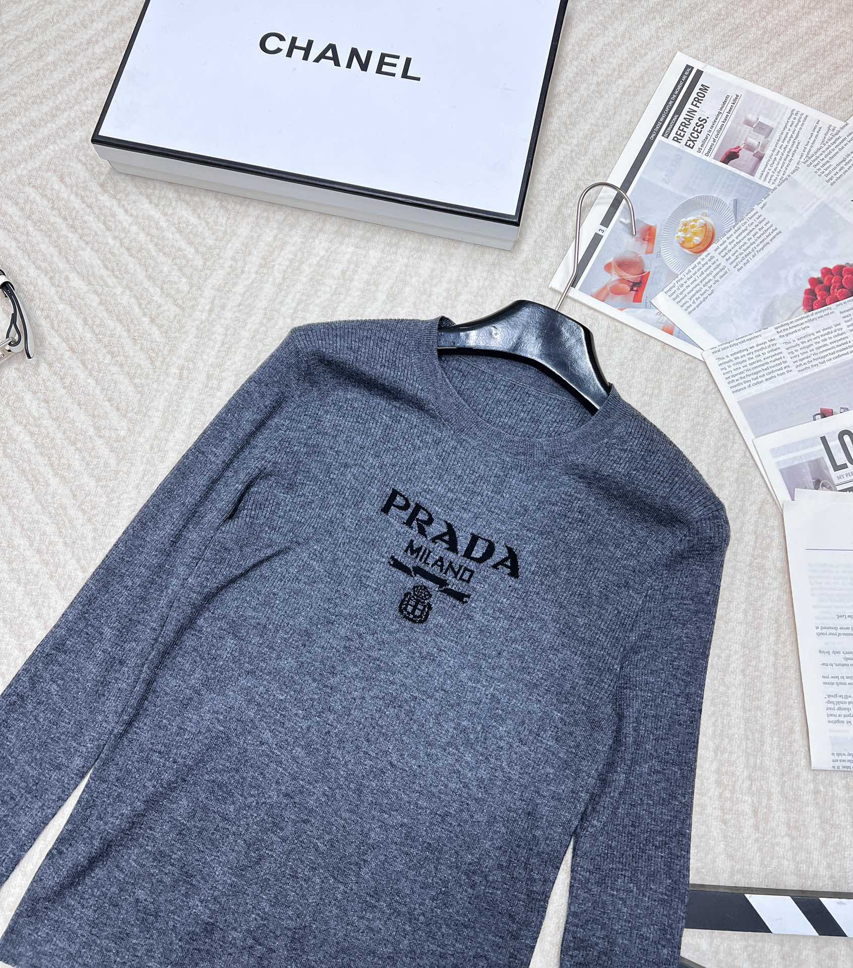 🆕 PRADA 胸口经典logo嵌花短款长袖针织衫，这款修身版型针织长袖源自经典罗纹针织系列 简洁修身版