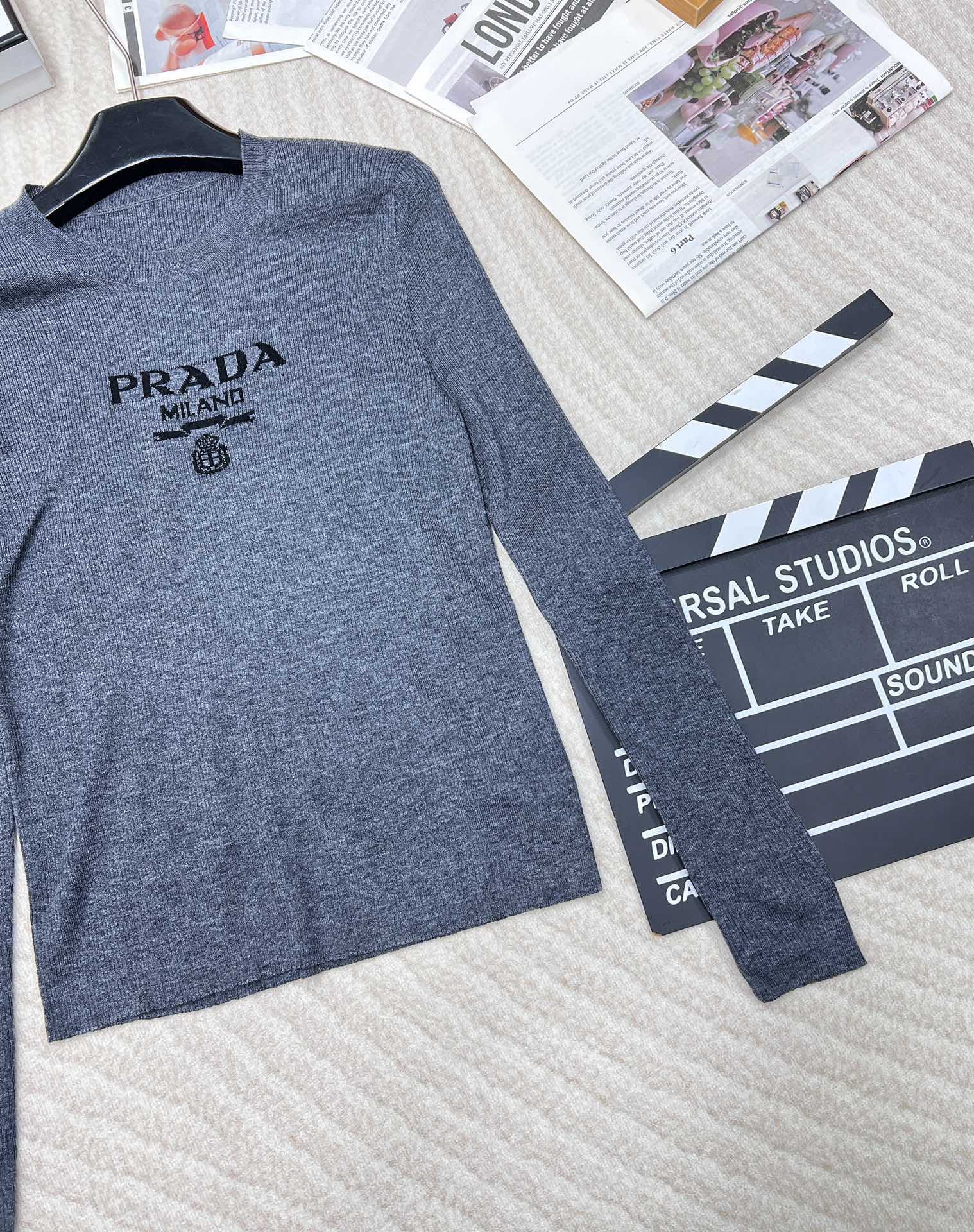 🆕 PRADA 胸口经典logo嵌花短款长袖针织衫，这款修身版型针织长袖源自经典罗纹针织系列 简洁修身版