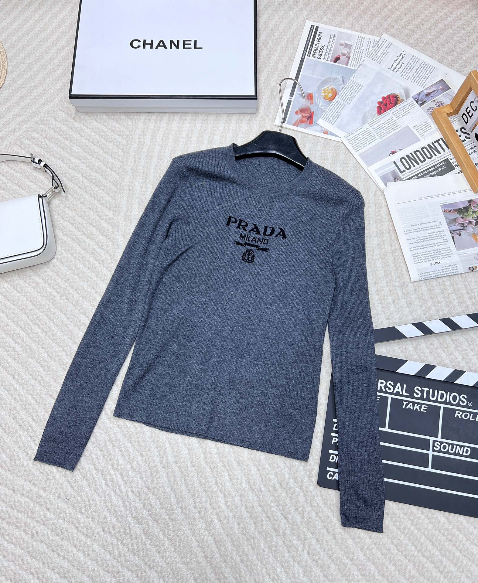 NO:590129,PRADA short long-sleeved sweater with classic logo intarsia on the chest. This slim-fit knitted long-sleeve comes from the classic rib knit series. The simple slim fit is matched with the unique contrasting letter logo. It is super fashionable and versatile. Pragmatism. The simple silhouette and chic matching complement each other. You can choose any bottoms, a versatile item. This knitted top is really slimming. It is made of imported high-grade wool fabric. The fabric is skin-friendly and has super elasticity.  The best choice for the transitional season, this thin, slim-fitting bottoming shirt can be worn alone in autumn or as an inner layer in winter. It looks good alone and paired with any trousers and skirts. It is a must-have item for girls!  Maillard color ~ comfortable and soft against the skin, full of texture, crochet letters on the chest are in contrasting colors, simple and fashionable, it is a great item when worn alone or layered, the two colors are great. Size sml code, prada, skirts, alexander wang19860909PRADA 胸口经典logo嵌花短款长袖针织衫,这款修身版型针织长袖源自经典罗纹针织系列 简洁修身版型与别致撞色字母logo搭配 超级时髦百搭 实用主义 简洁廓形与别致搭配相映成趣 下装可任意选择,百搭单品 这件针织上身真的很显瘦 采用进口高级羊毛的面料 面料亲肤 弹力超大 过渡季节最佳选择,薄款修身打底衫,秋天可直接单穿,冬天可做内搭 单穿搭配都好看 任何裤装裙装都可以搭配 女生必备单品！ 美拉德色系～贴肤舒适软糯 质感十足 胸前字母钩花撞色 简约时髦 单穿内搭叠穿都是很出彩的单品两色出 尺码sml 编码,,prada,skirts,alexander wang,Women's clothing