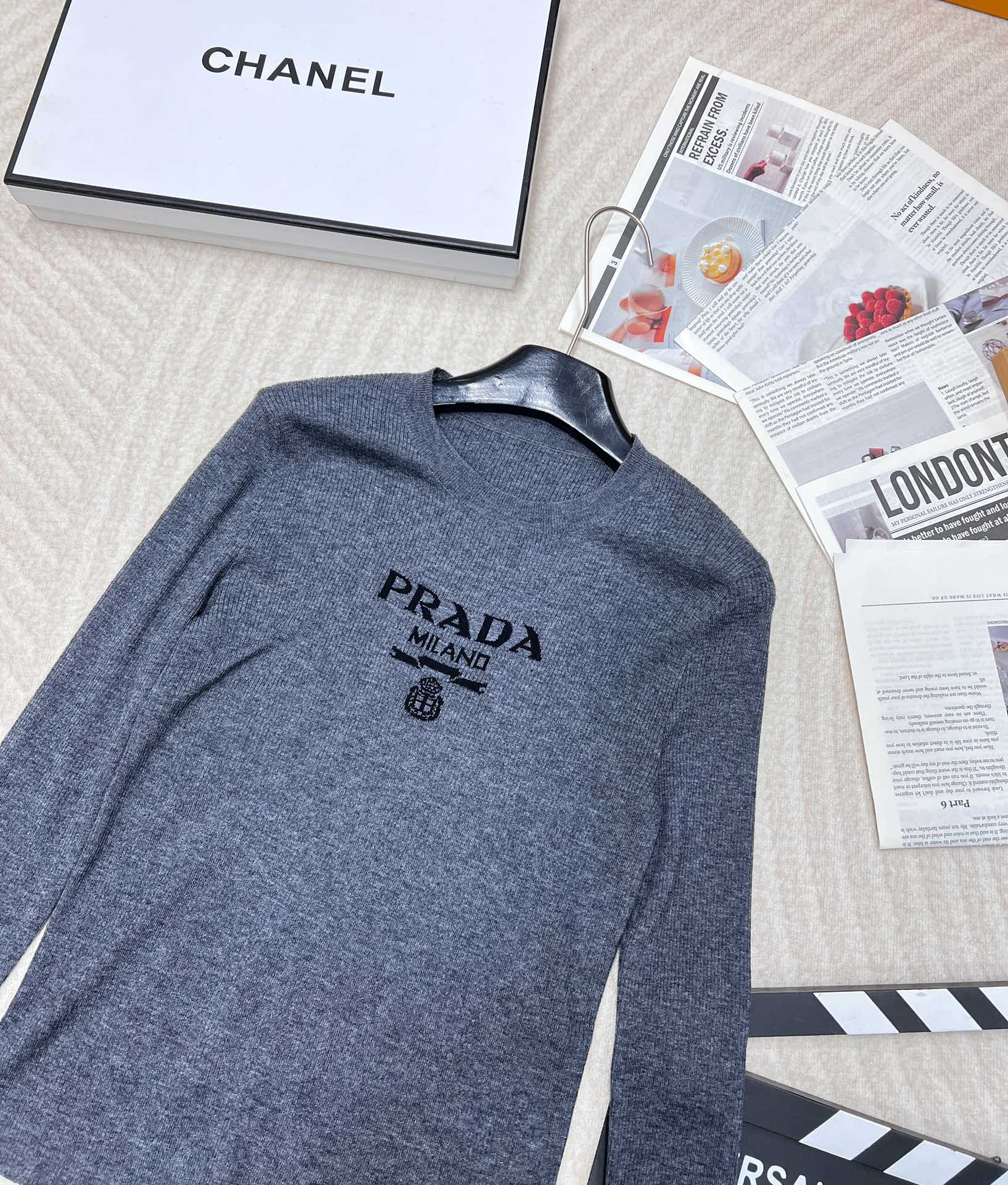 🆕 PRADA 胸口经典logo嵌花短款长袖针织衫，这款修身版型针织长袖源自经典罗纹针织系列 简洁修身版