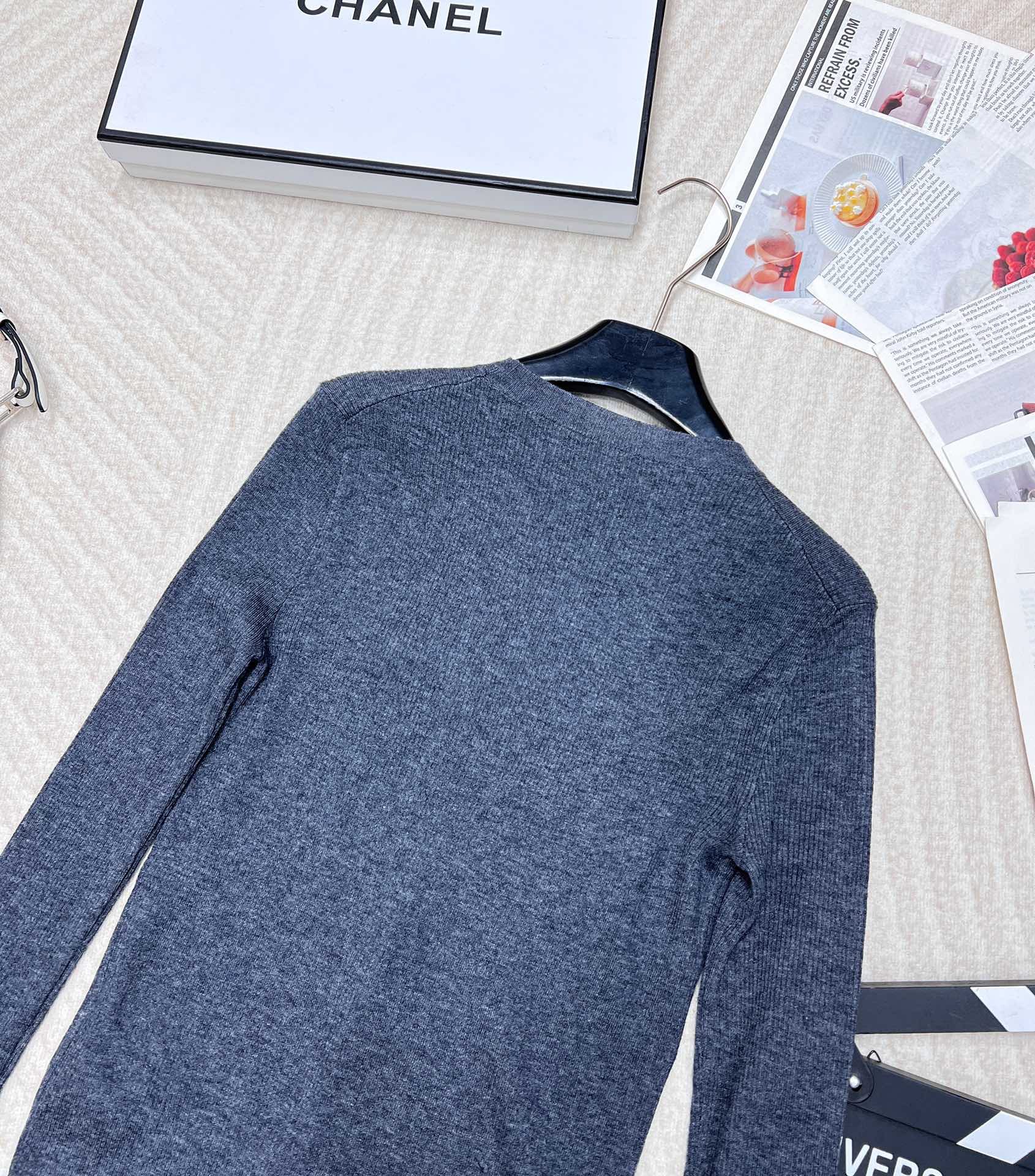 🆕 PRADA 胸口经典logo嵌花短款长袖针织衫，这款修身版型针织长袖源自经典罗纹针织系列 简洁修身版