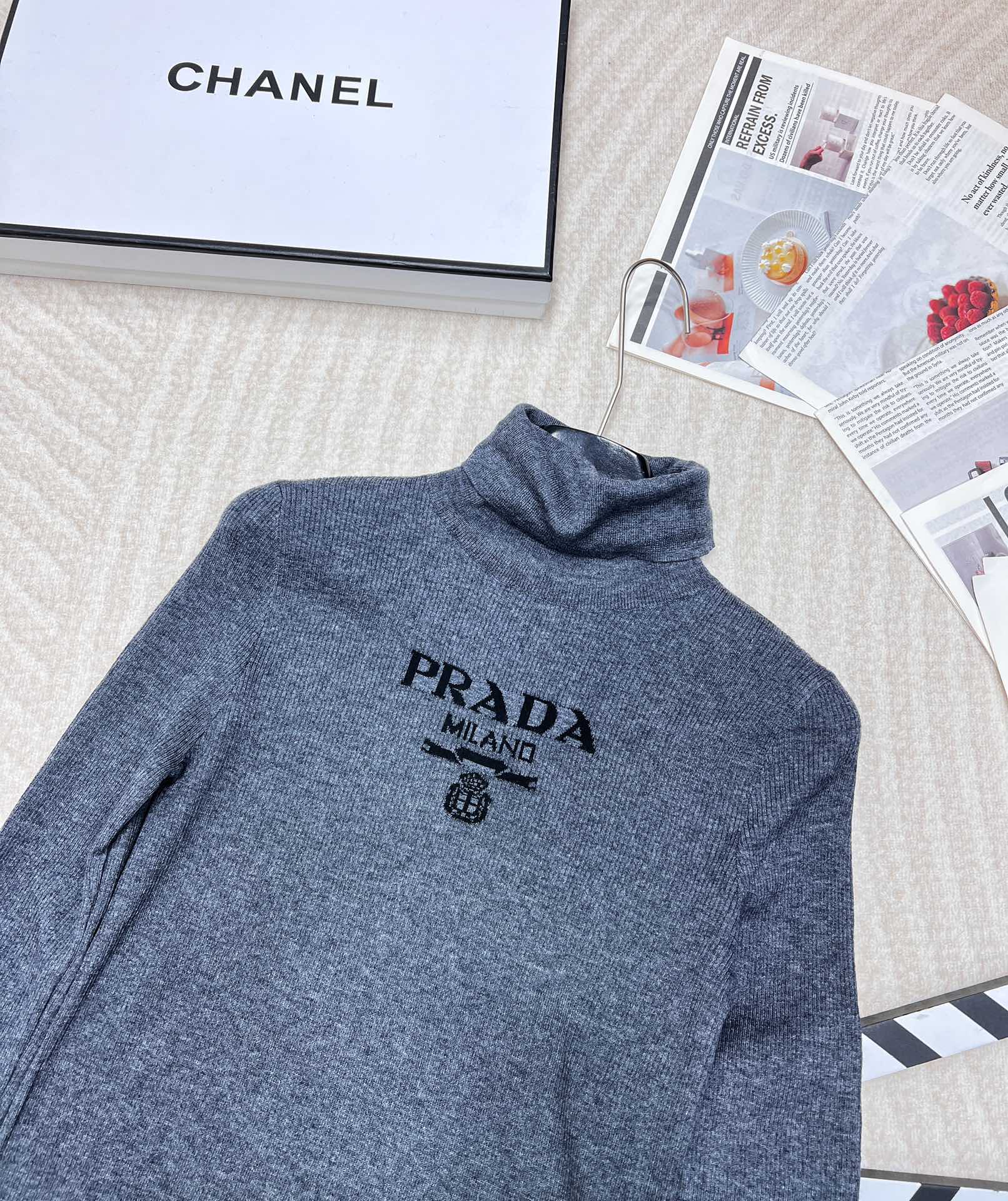 🆕 PRADA 胸口经典logo嵌花高领长袖针织衫，这款修身版型针织长袖源自经典罗纹针织系列 简洁修身版