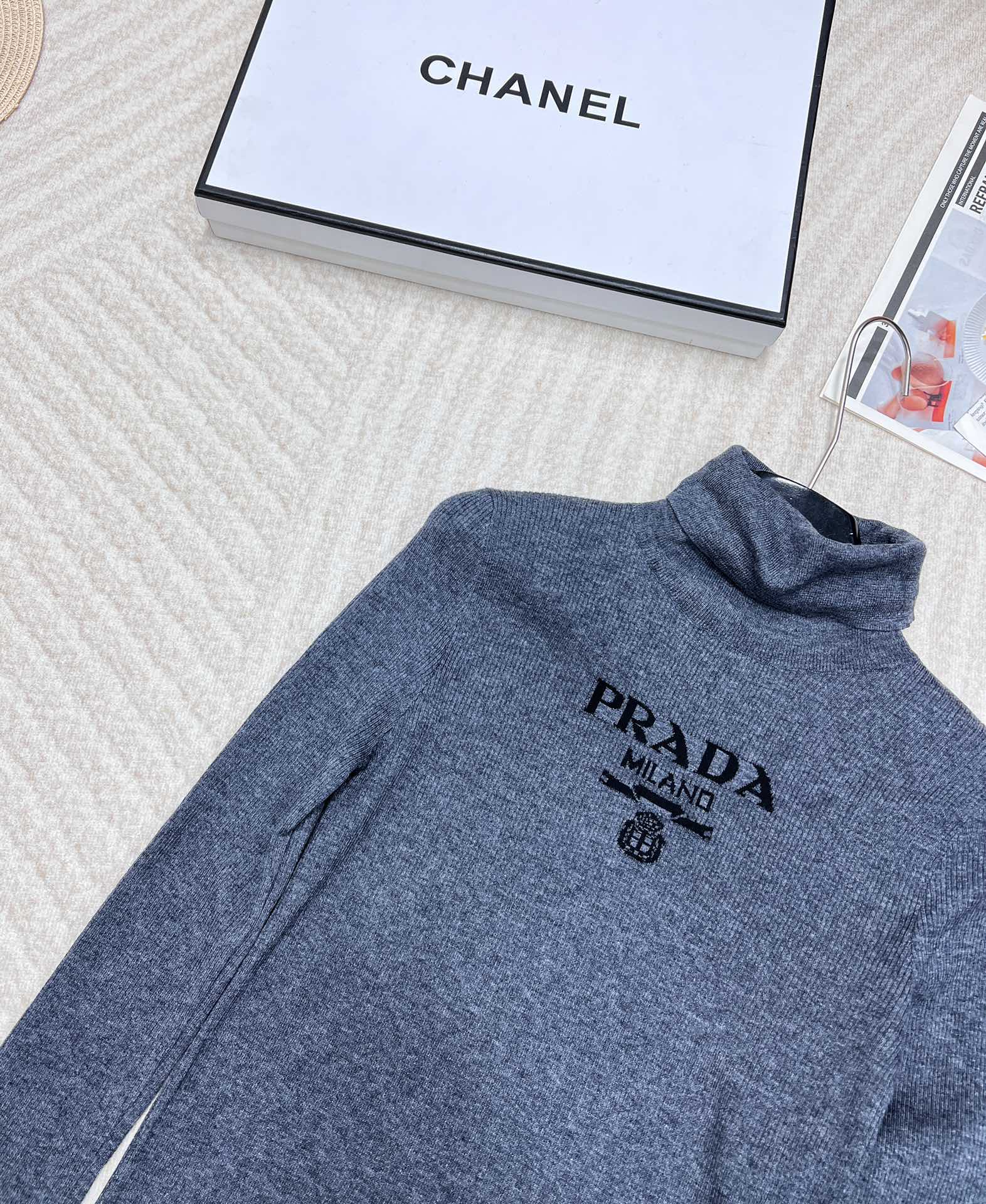 🆕 PRADA 胸口经典logo嵌花高领长袖针织衫，这款修身版型针织长袖源自经典罗纹针织系列 简洁修身版