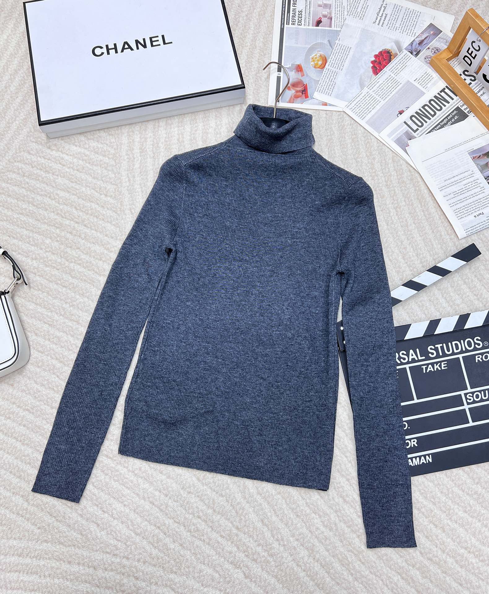 🆕 PRADA 胸口经典logo嵌花高领长袖针织衫，这款修身版型针织长袖源自经典罗纹针织系列 简洁修身版