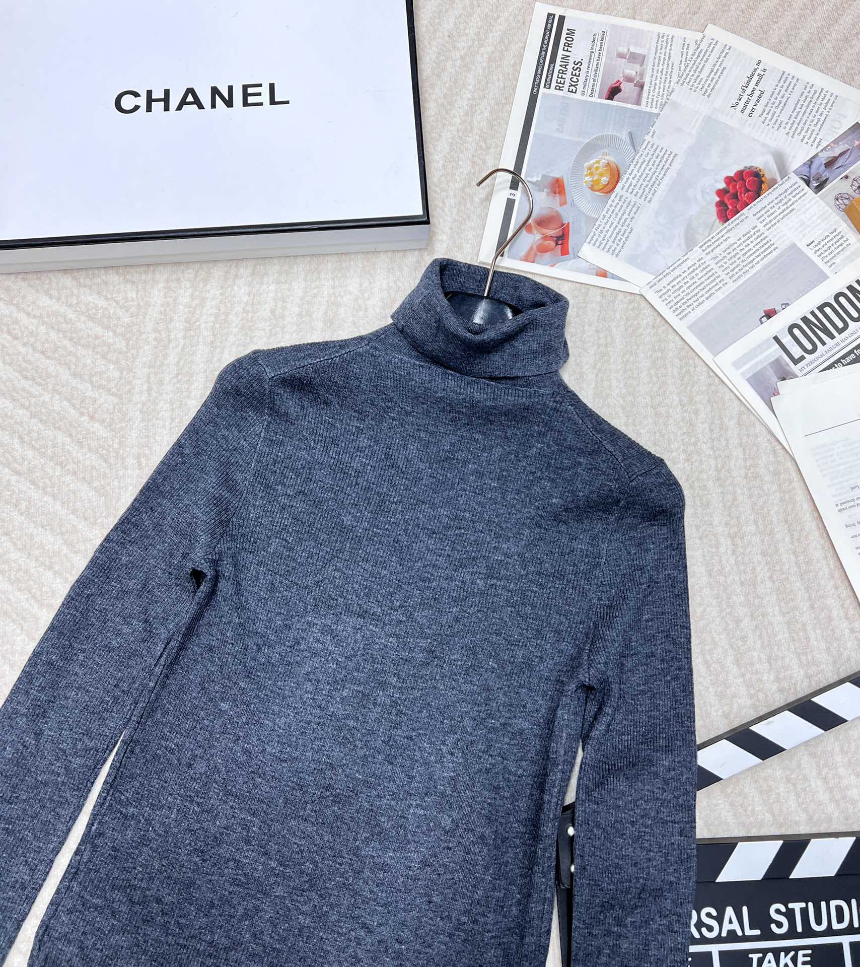 🆕 PRADA 胸口经典logo嵌花高领长袖针织衫，这款修身版型针织长袖源自经典罗纹针织系列 简洁修身版