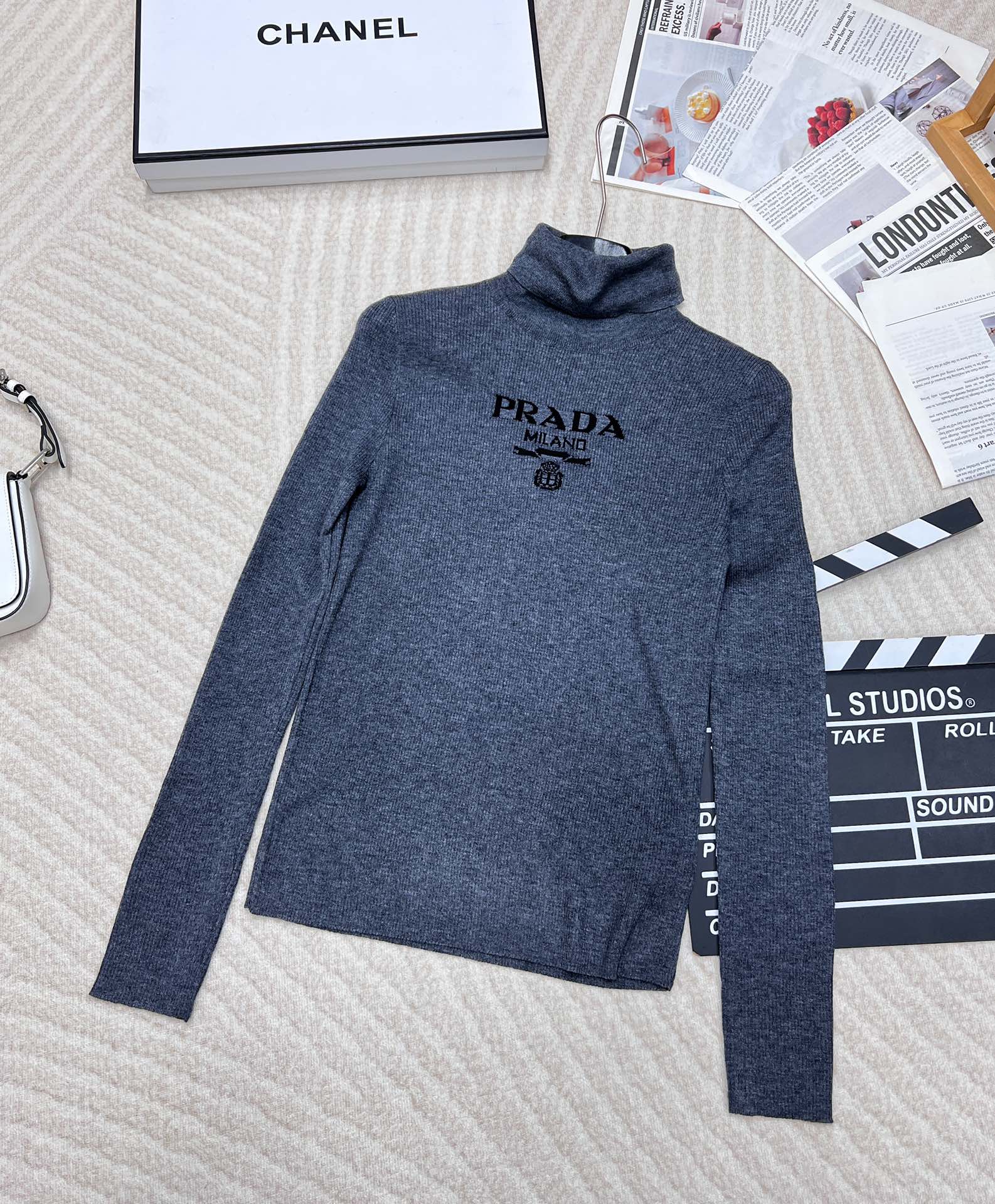 NO:310055,PRADA chest classic logo inlay turtleneck long-sleeved sweater, this slim fit knitted long sleeves originated from the classic rib knitted series. Simple slim fit and chic contrasting letter logo are matched with super fashionable and versatile. Practical. Simple silhouette and chic matching complement each other. You can choose any bottom. This knitted upper body is really slim. It uses imported high-end wool fabric. The fabric is skin-friendly and has a super elasticity. The best choice for transition seasons. A thin slim base shirt can be worn directly in autumn and an inner match in winter. It looks good in one outfit. Any trouser skirt can be matched. A must-have item for girls!  Maillard color ~ comfortable and soft skin, full texture, crochet letters on the chest, simple and fashionable, single wear inner layer, layered, all are very outstanding single items, two colors, size sml, prada, skirts, alexander wang19860909PRADA 胸口经典logo嵌花高领长袖针织衫,这款修身版型针织长袖源自经典罗纹针织系列 简洁修身版型与别致撞色字母logo搭配 超级时髦百搭 实用主义 简洁廓形与别致搭配相映成趣 下装可任意选择,百搭单品 这件针织上身真的很显瘦 采用进口高级羊毛的面料 面料亲肤 弹力超大 过渡季节最佳选择,薄款修身打底衫,秋天可直接单穿,冬天可做内搭 单穿搭配都好看 任何裤装裙装都可以搭配 女生必备单品！ 美拉德色系～贴肤舒适软糯 质感十足 胸前字母钩花撞色 简约时髦 单穿内搭叠穿都是很出彩的单品两色出 尺码sml,,prada,skirts,alexander wang,Women's clothing