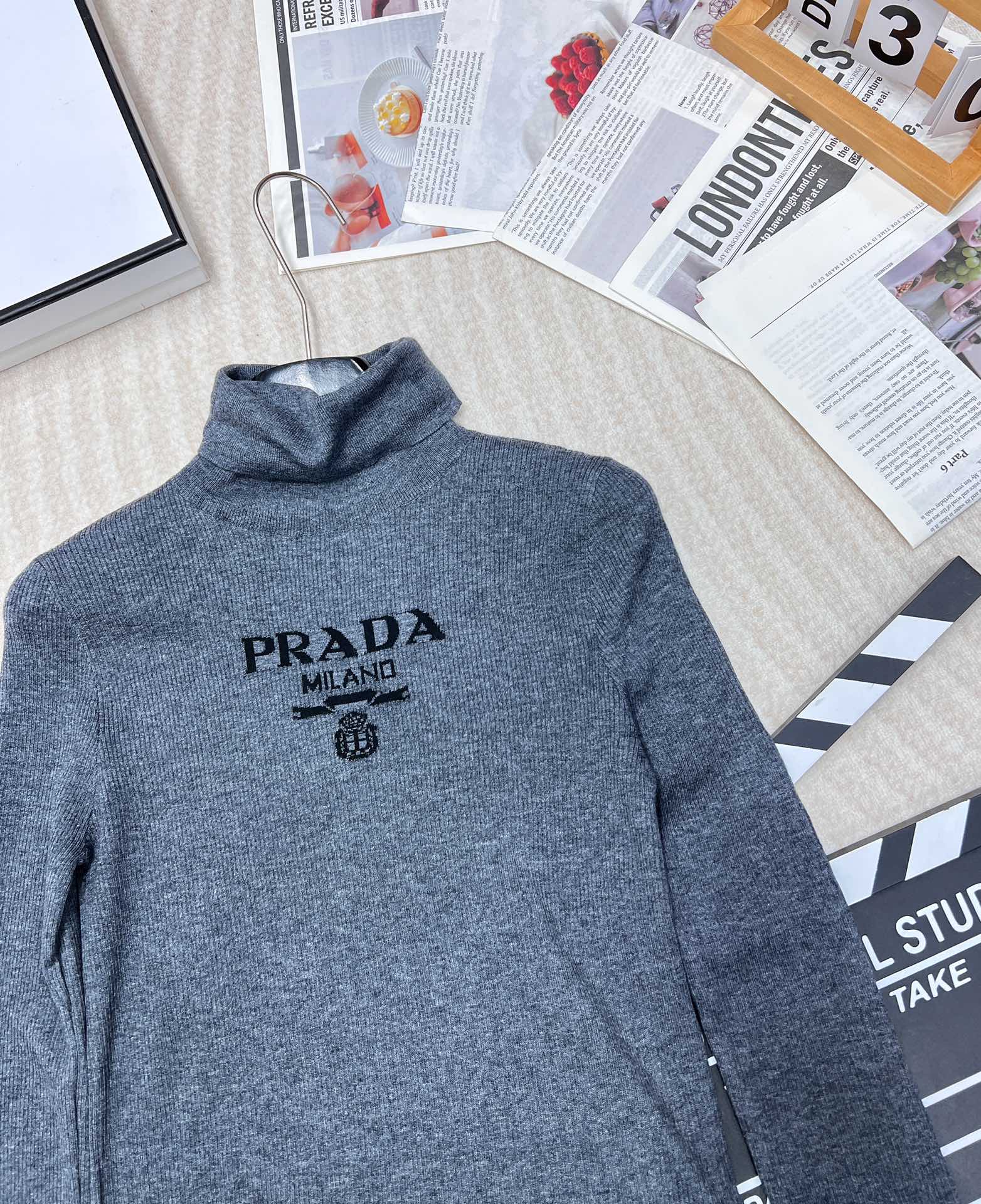 🆕 PRADA 胸口经典logo嵌花高领长袖针织衫，这款修身版型针织长袖源自经典罗纹针织系列 简洁修身版