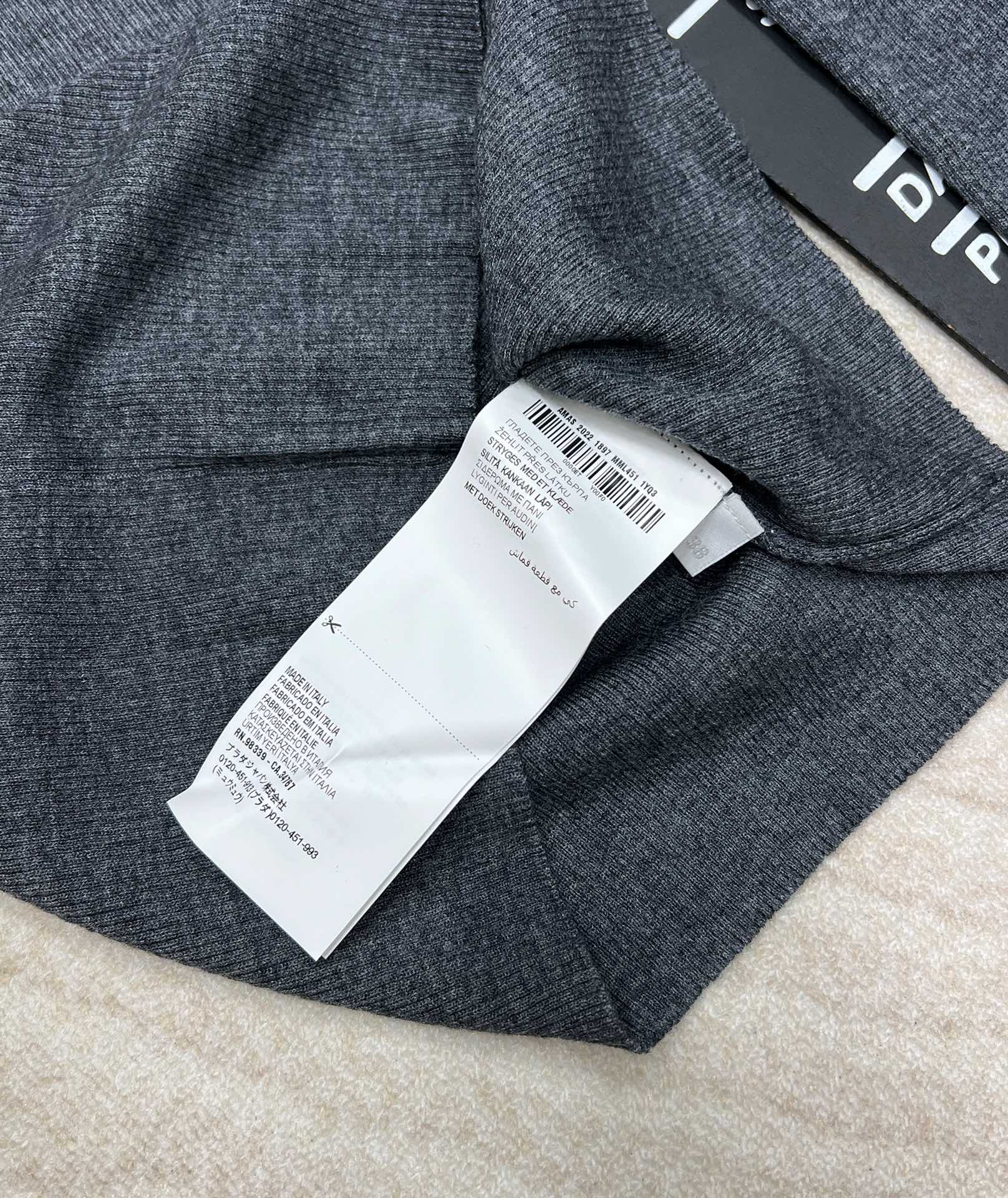 🆕 PRADA 胸口经典logo嵌花高领长袖针织衫，这款修身版型针织长袖源自经典罗纹针织系列 简洁修身版