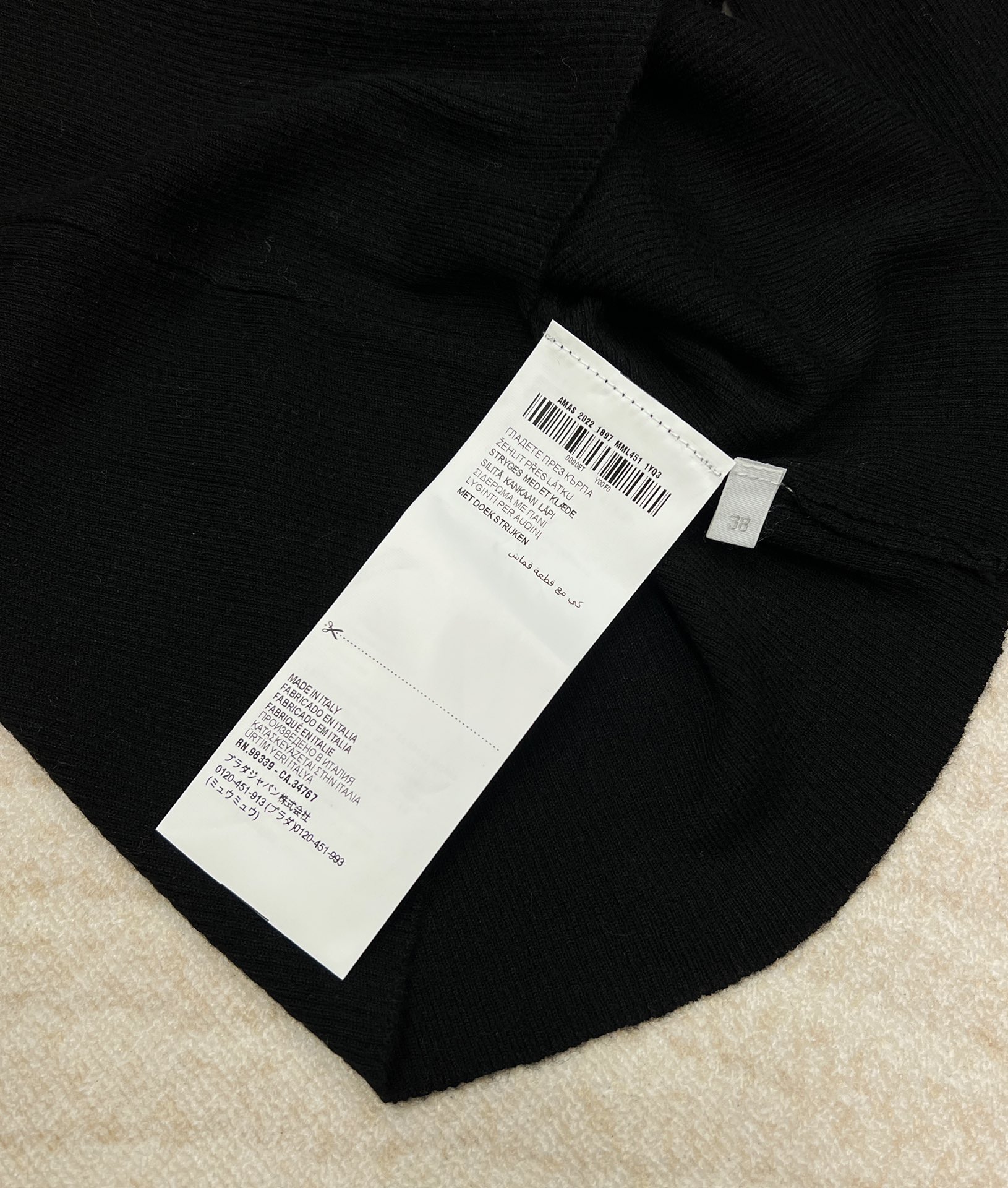 🆕 PRADA 胸口经典logo嵌花高领长袖针织衫，这款修身版型针织长袖源自经典罗纹针织系列 简洁修身版