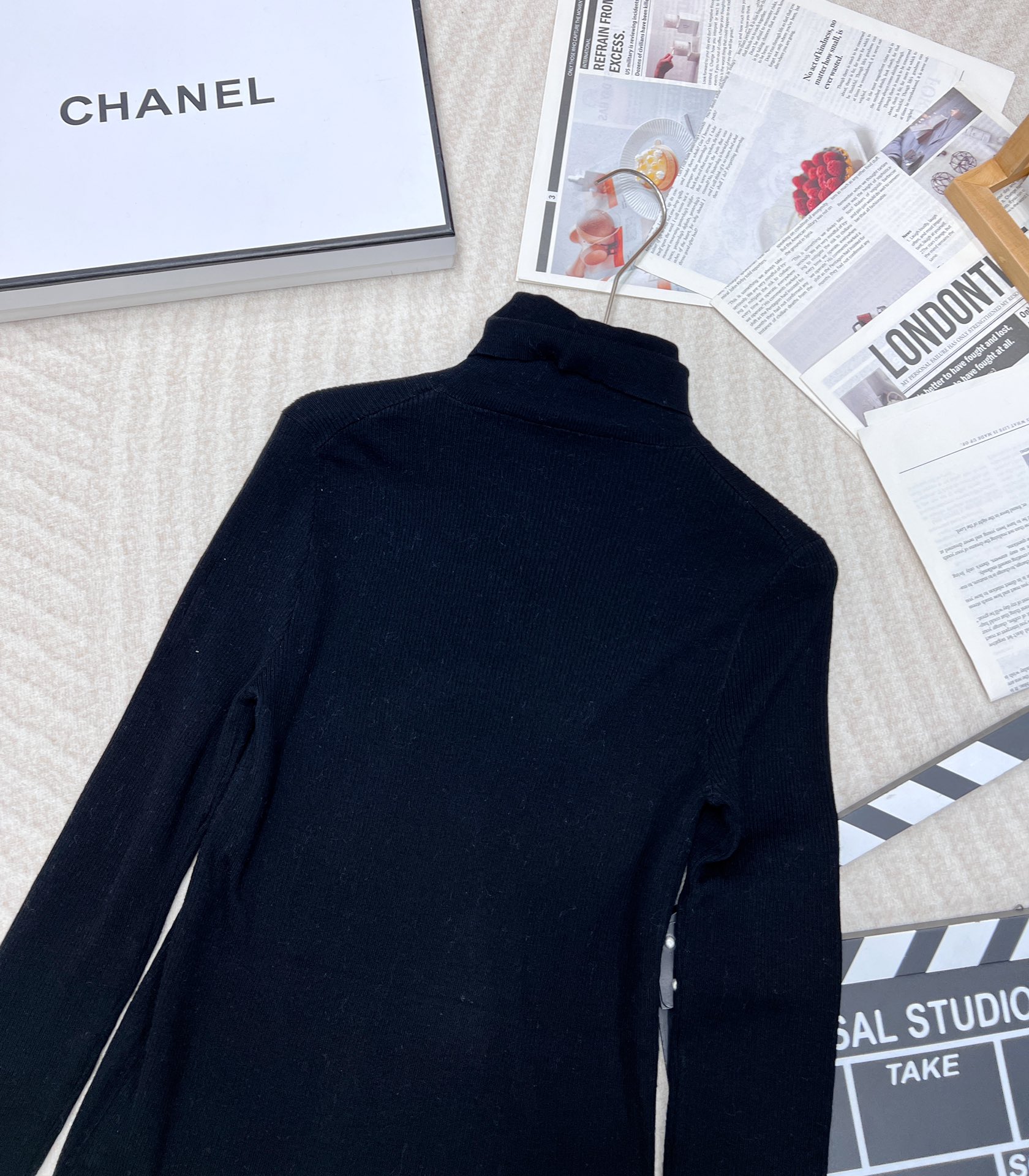 🆕 PRADA 胸口经典logo嵌花高领长袖针织衫，这款修身版型针织长袖源自经典罗纹针织系列 简洁修身版