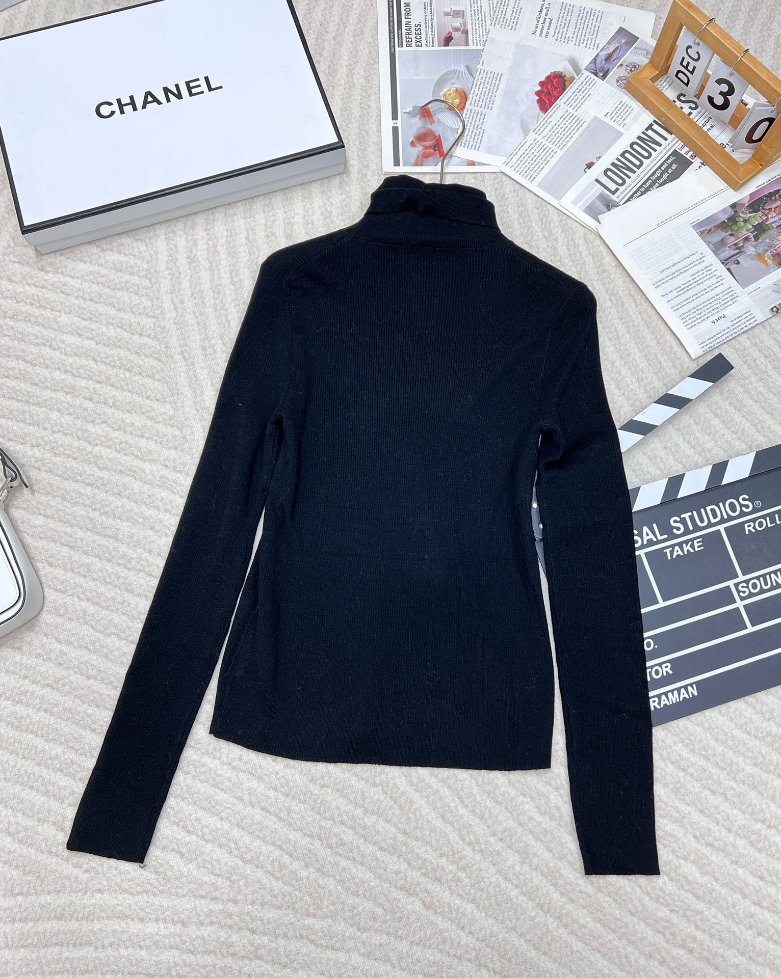 🆕 PRADA 胸口经典logo嵌花高领长袖针织衫，这款修身版型针织长袖源自经典罗纹针织系列 简洁修身版