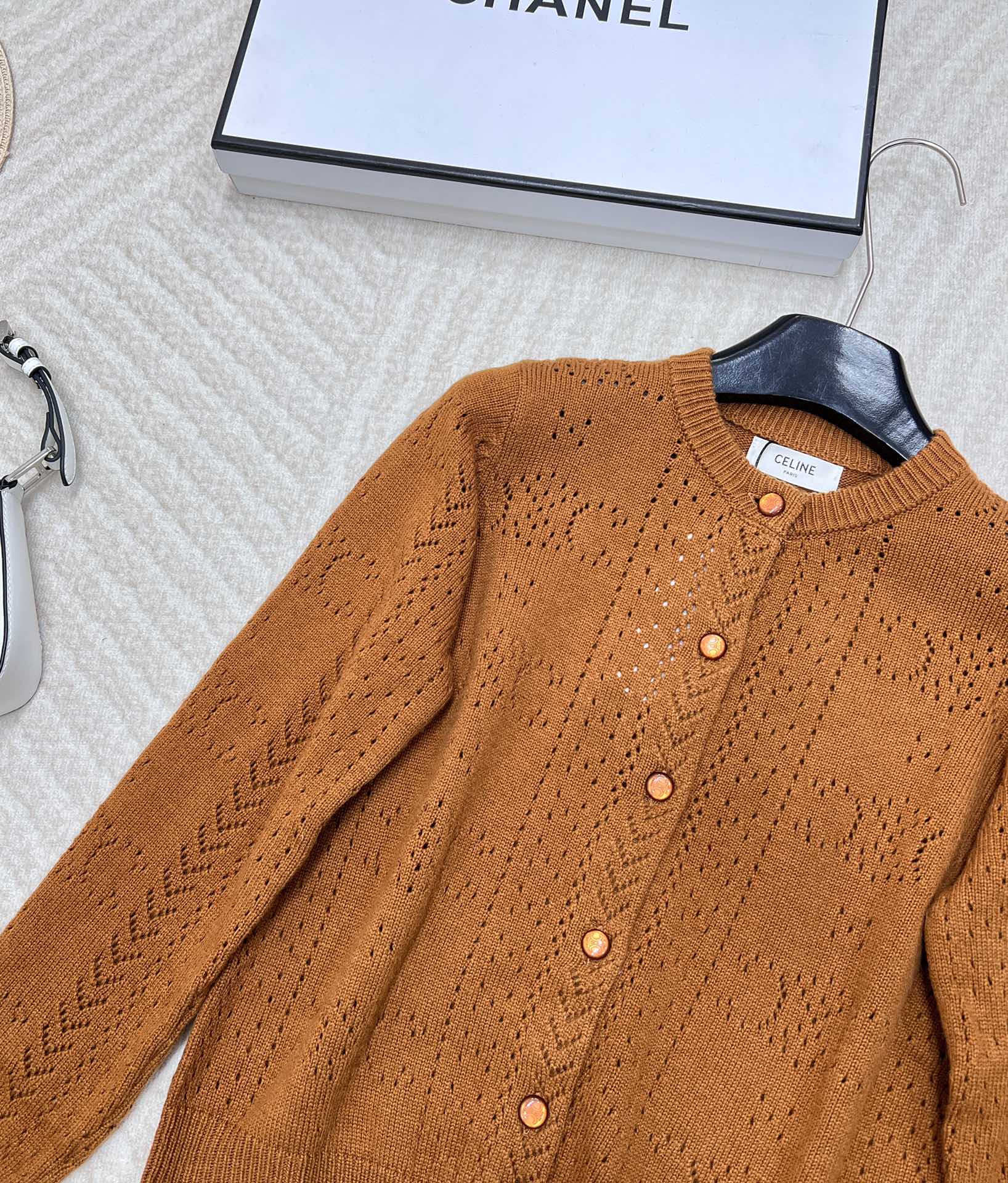 🆕CELINE24SS新款镂空logo针织开衫镂空开衫上身很有气质的一款针织衫还很显女人优雅大方的味道！