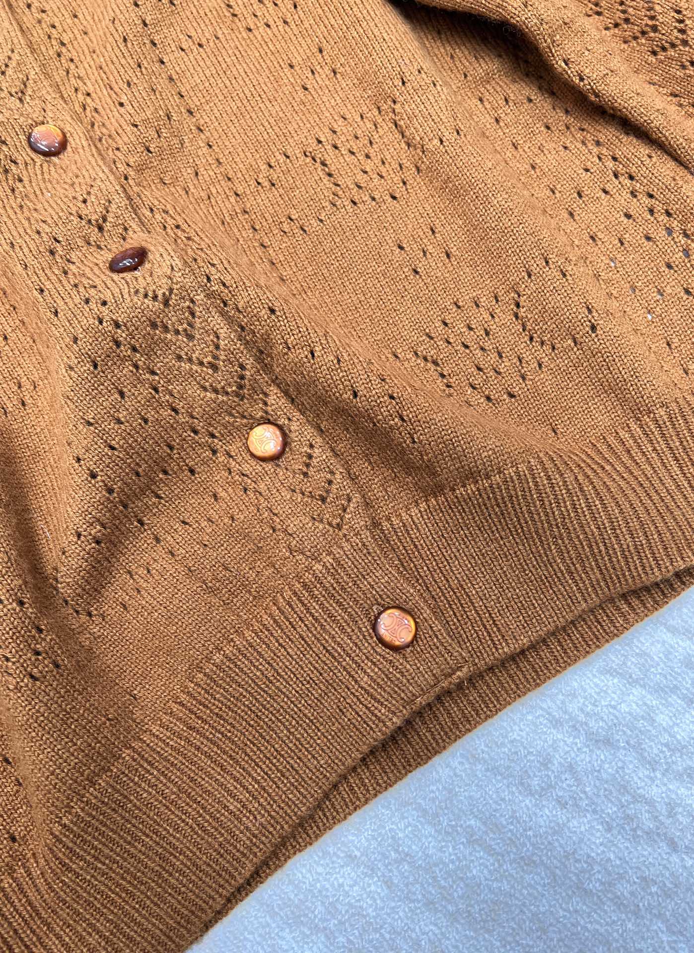 🆕CELINE24SS新款镂空logo针织开衫镂空开衫上身很有气质的一款针织衫还很显女人优雅大方的味道！