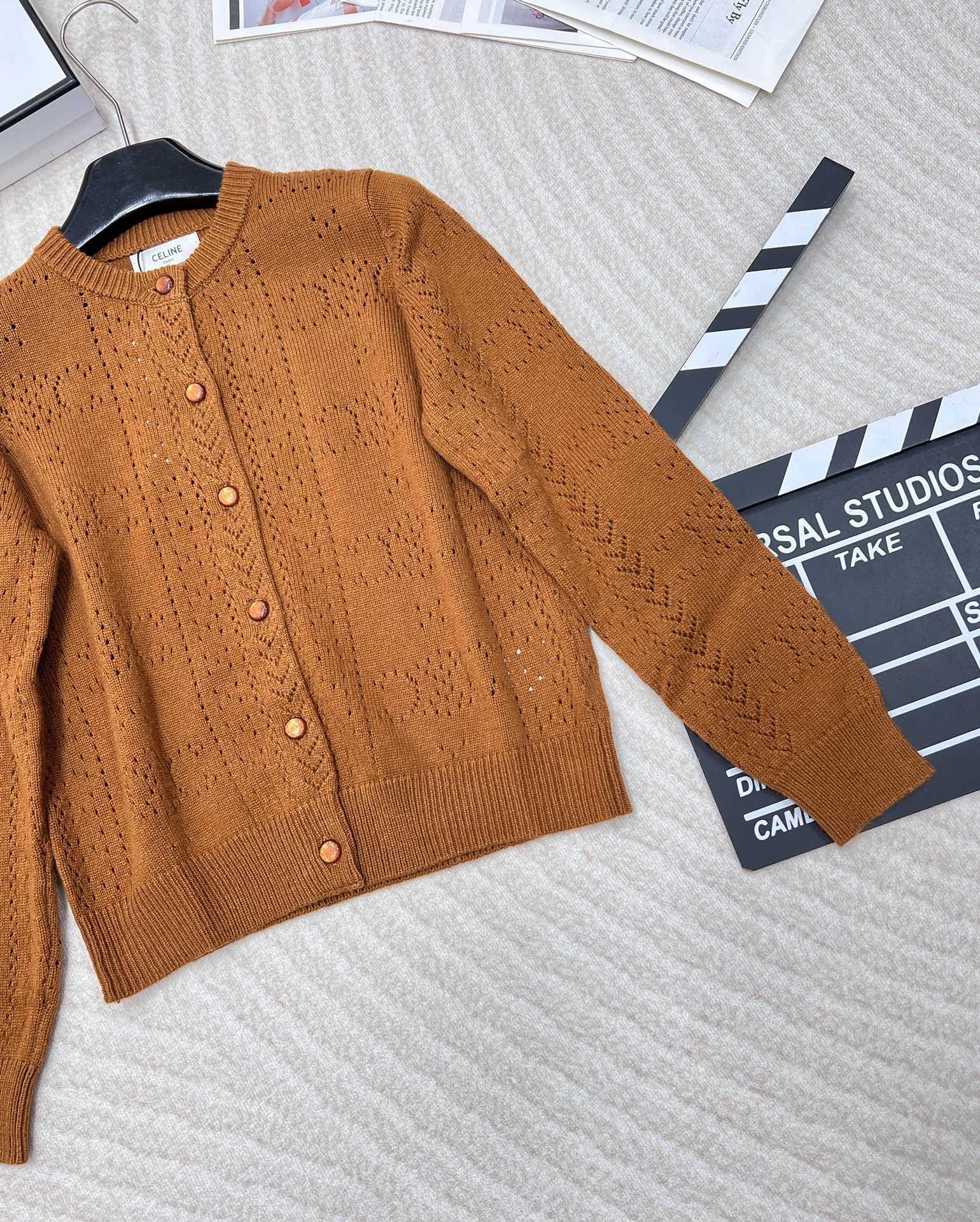 🆕CELINE24SS新款镂空logo针织开衫镂空开衫上身很有气质的一款针织衫还很显女人优雅大方的味道！