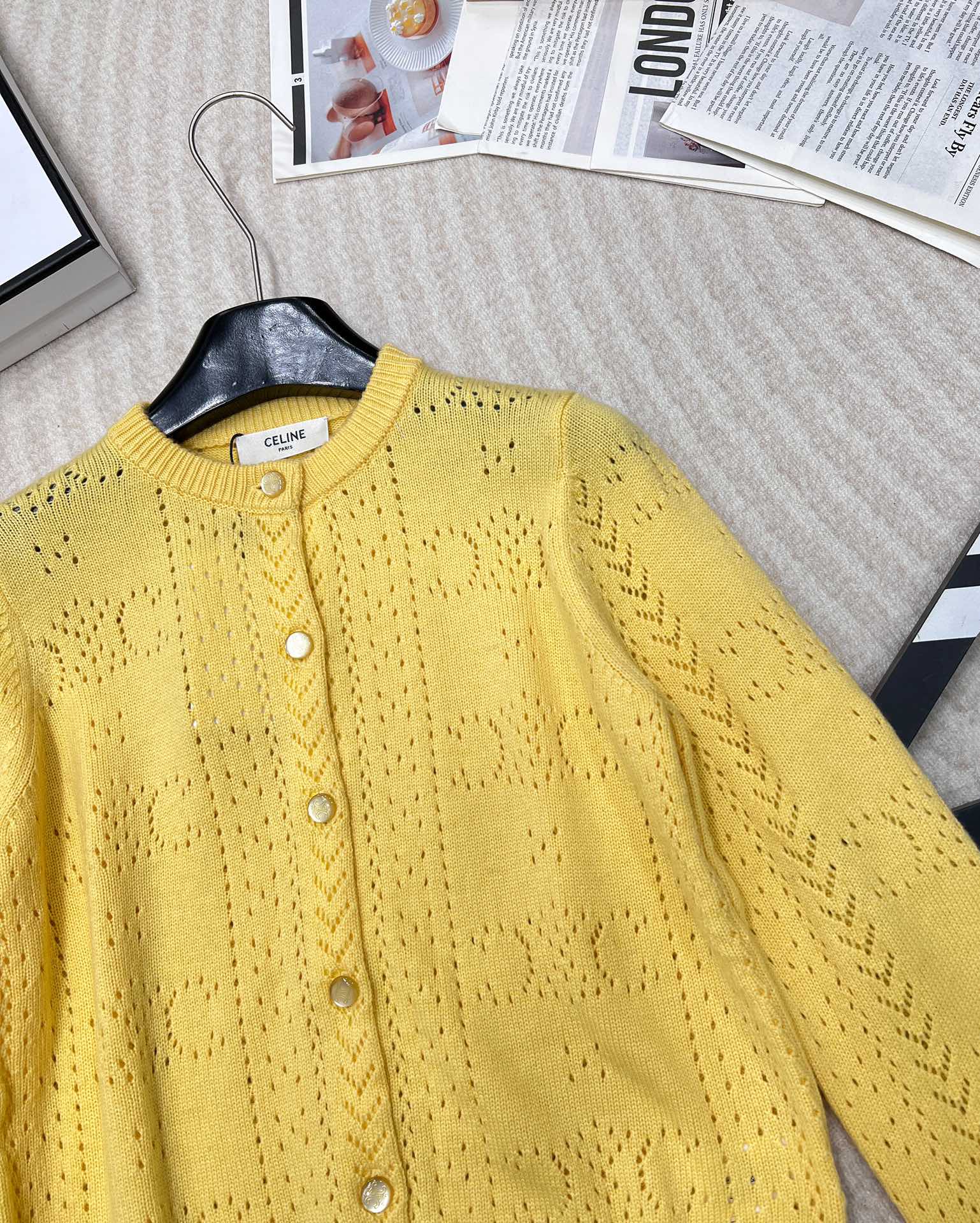 🆕CELINE24SS新款镂空logo针织开衫镂空开衫上身很有气质的一款针织衫还很显女人优雅大方的味道！