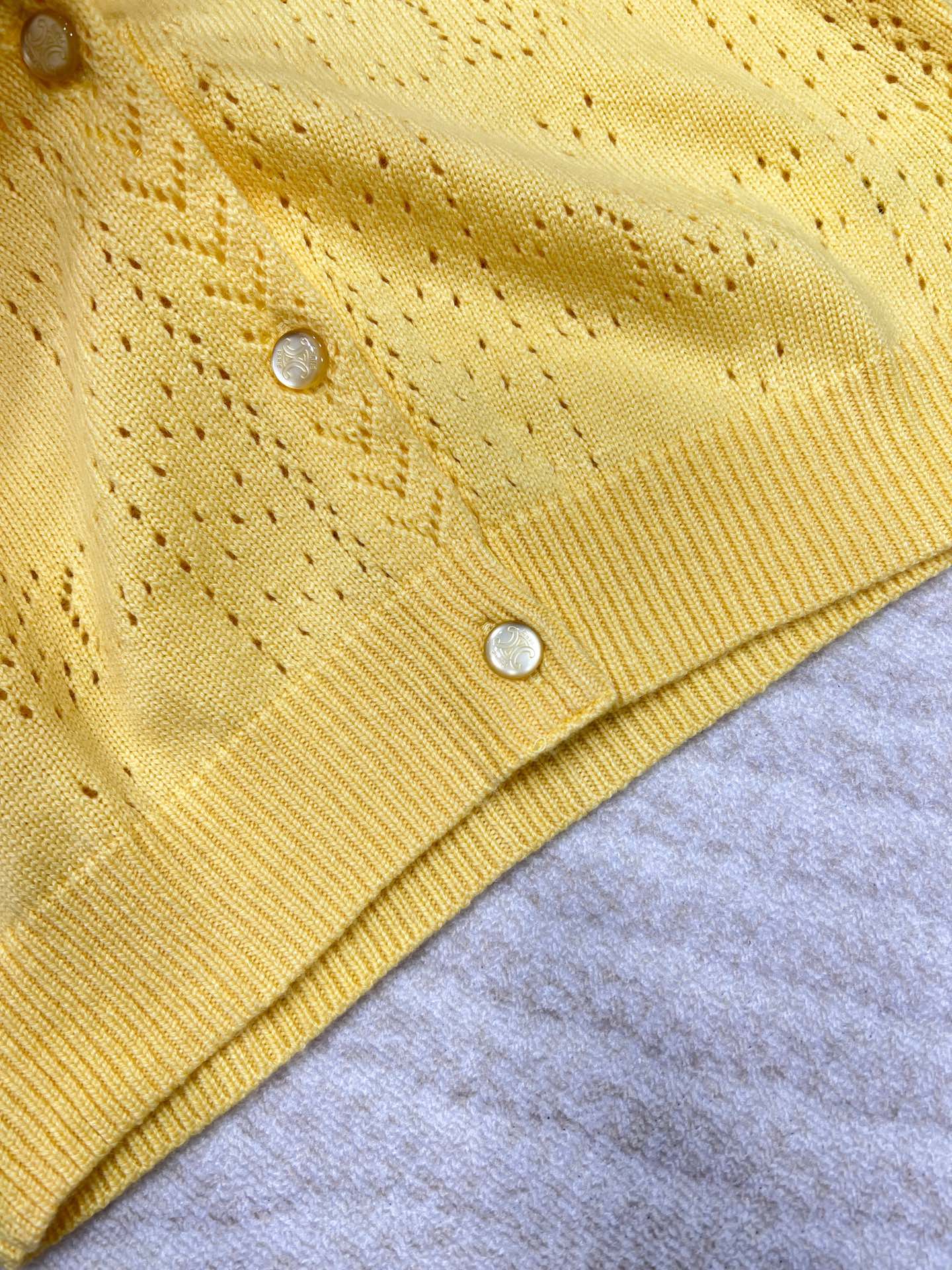 🆕CELINE24SS新款镂空logo针织开衫镂空开衫上身很有气质的一款针织衫还很显女人优雅大方的味道！