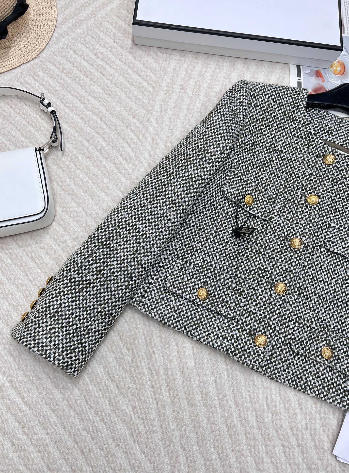 Celine 🆕灰绿色短款外套！穿上瞬间气场提升十个级别！！采用羊毛织出的格纹面料 耗时非同小可 搭配复