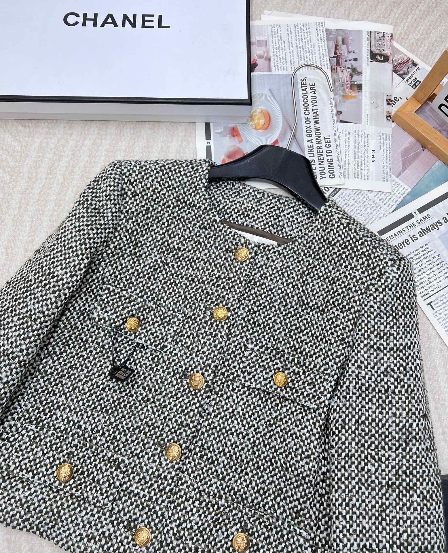 Celine 🆕灰绿色短款外套！穿上瞬间气场提升十个级别！！采用羊毛织出的格纹面料 耗时非同小可 搭配复