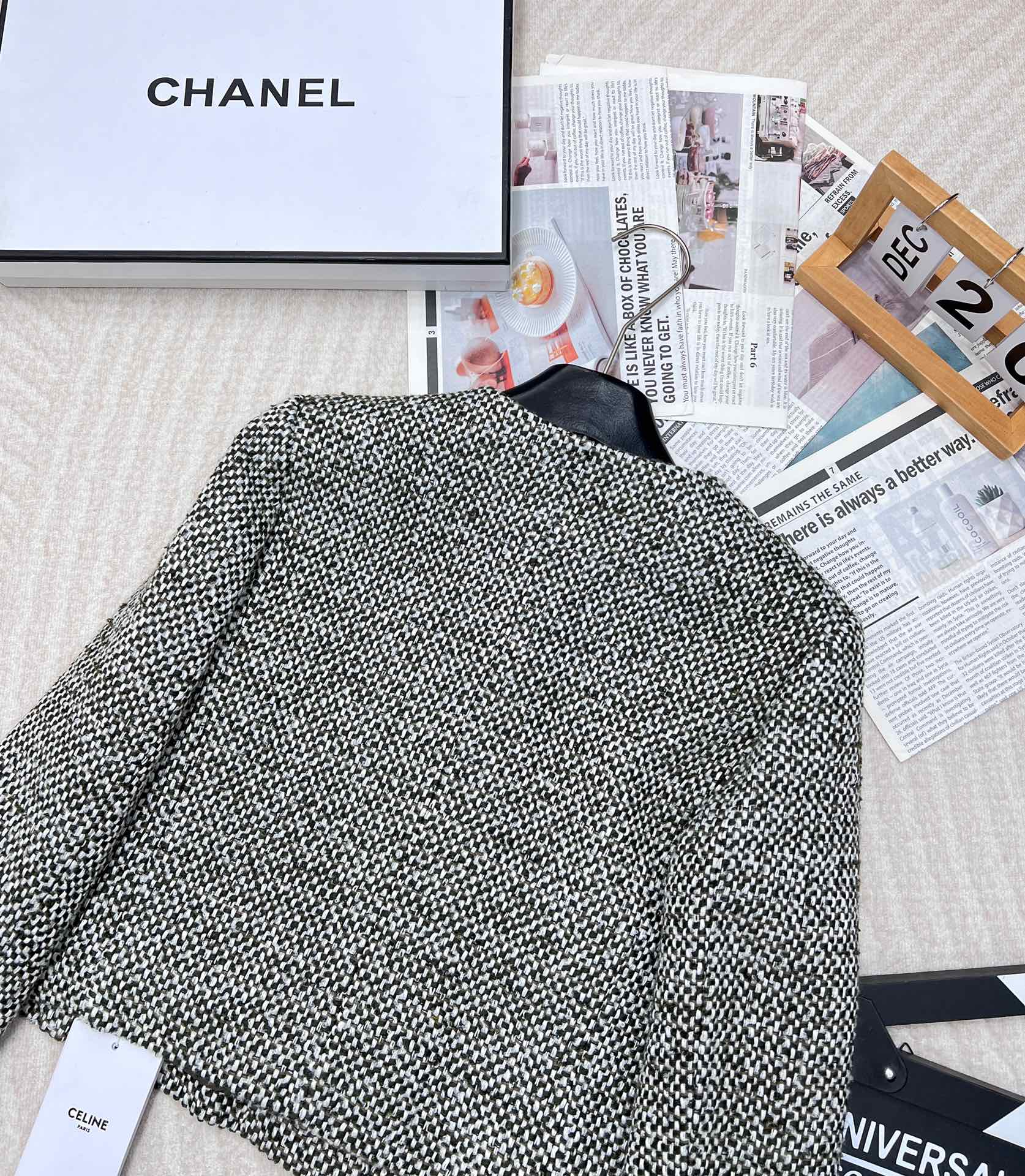 Celine 🆕灰绿色短款外套！穿上瞬间气场提升十个级别！！采用羊毛织出的格纹面料 耗时非同小可 搭配复