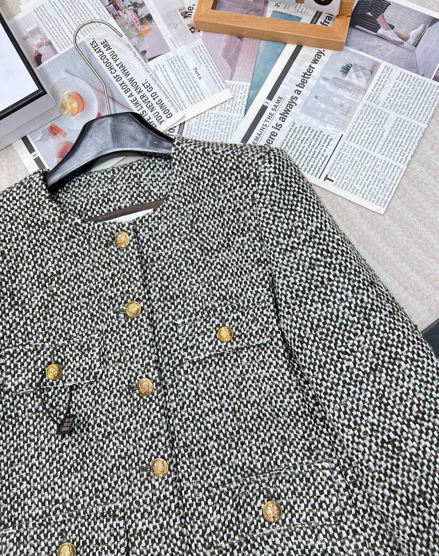 Celine 🆕灰绿色短款外套！穿上瞬间气场提升十个级别！！采用羊毛织出的格纹面料 耗时非同小可 搭配复