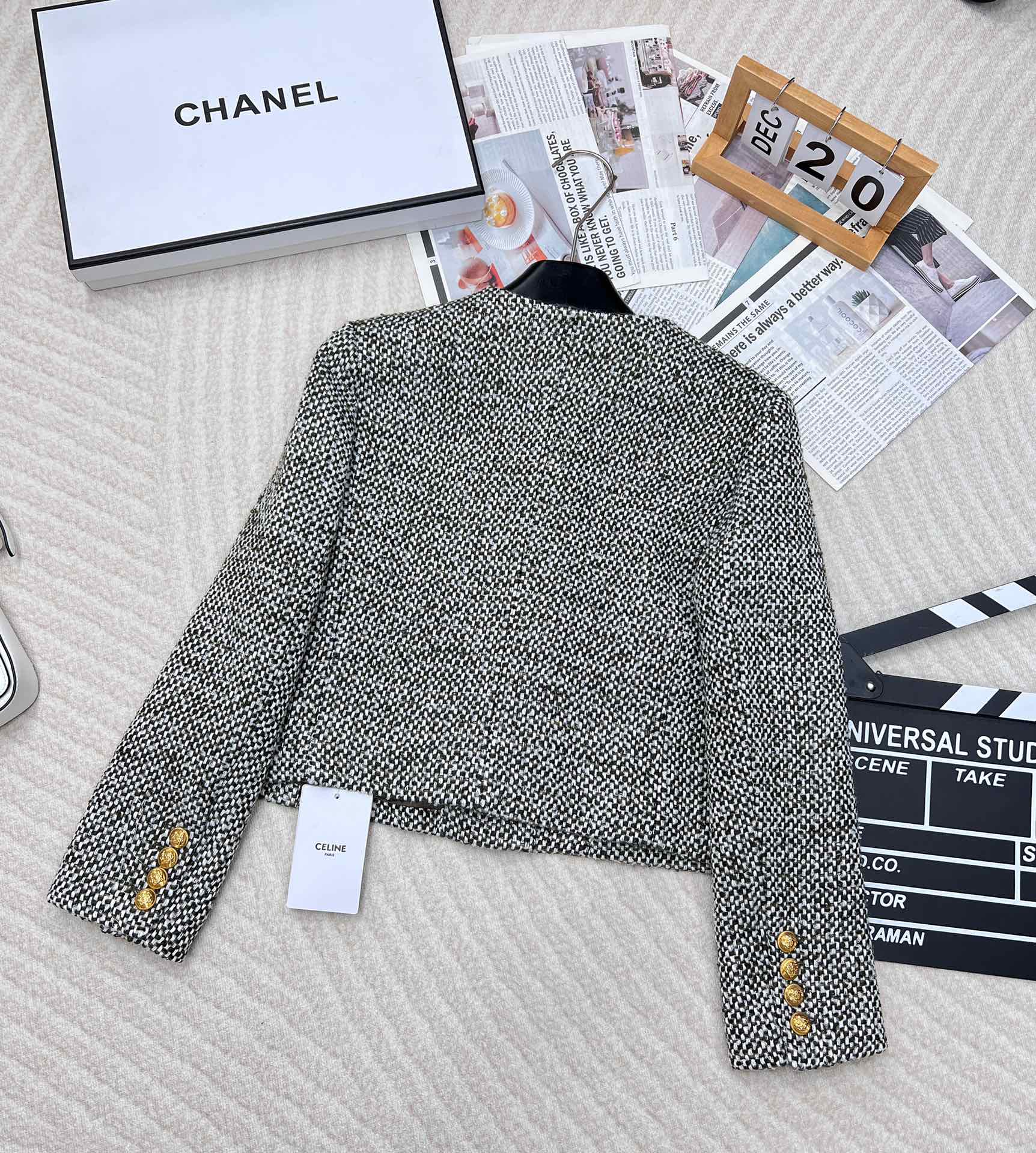 Celine 🆕灰绿色短款外套！穿上瞬间气场提升十个级别！！采用羊毛织出的格纹面料 耗时非同小可 搭配复