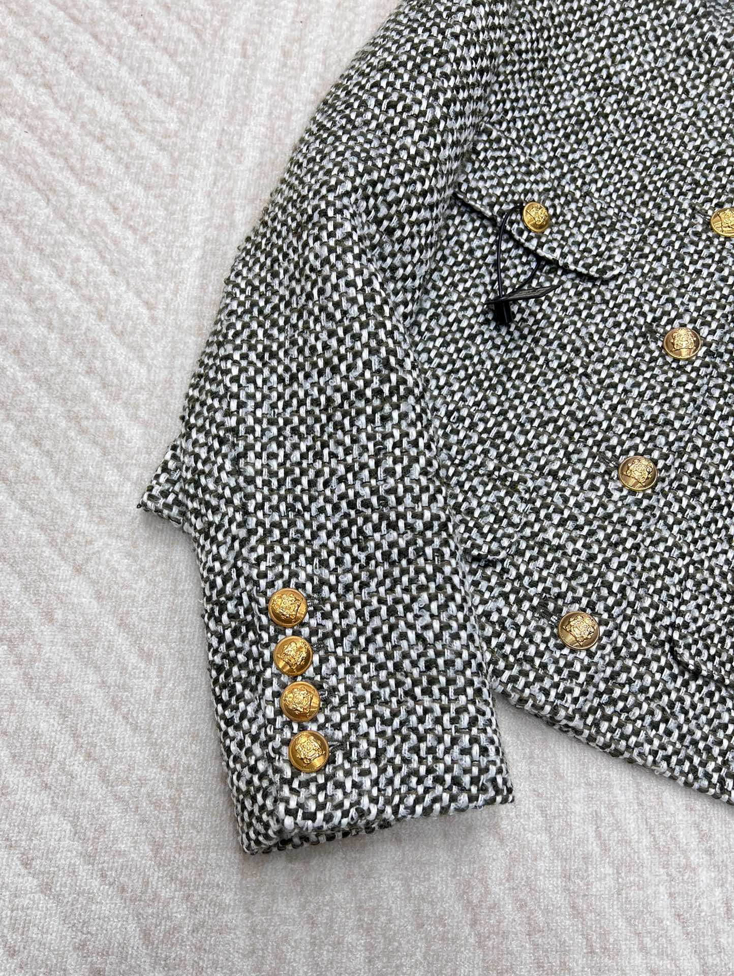 Celine 🆕灰绿色短款外套！穿上瞬间气场提升十个级别！！采用羊毛织出的格纹面料 耗时非同小可 搭配复