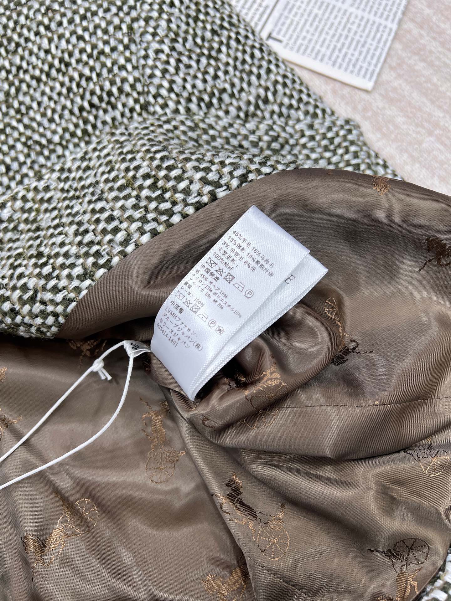 Celine 🆕灰绿色短款外套！穿上瞬间气场提升十个级别！！采用羊毛织出的格纹面料 耗时非同小可 搭配复