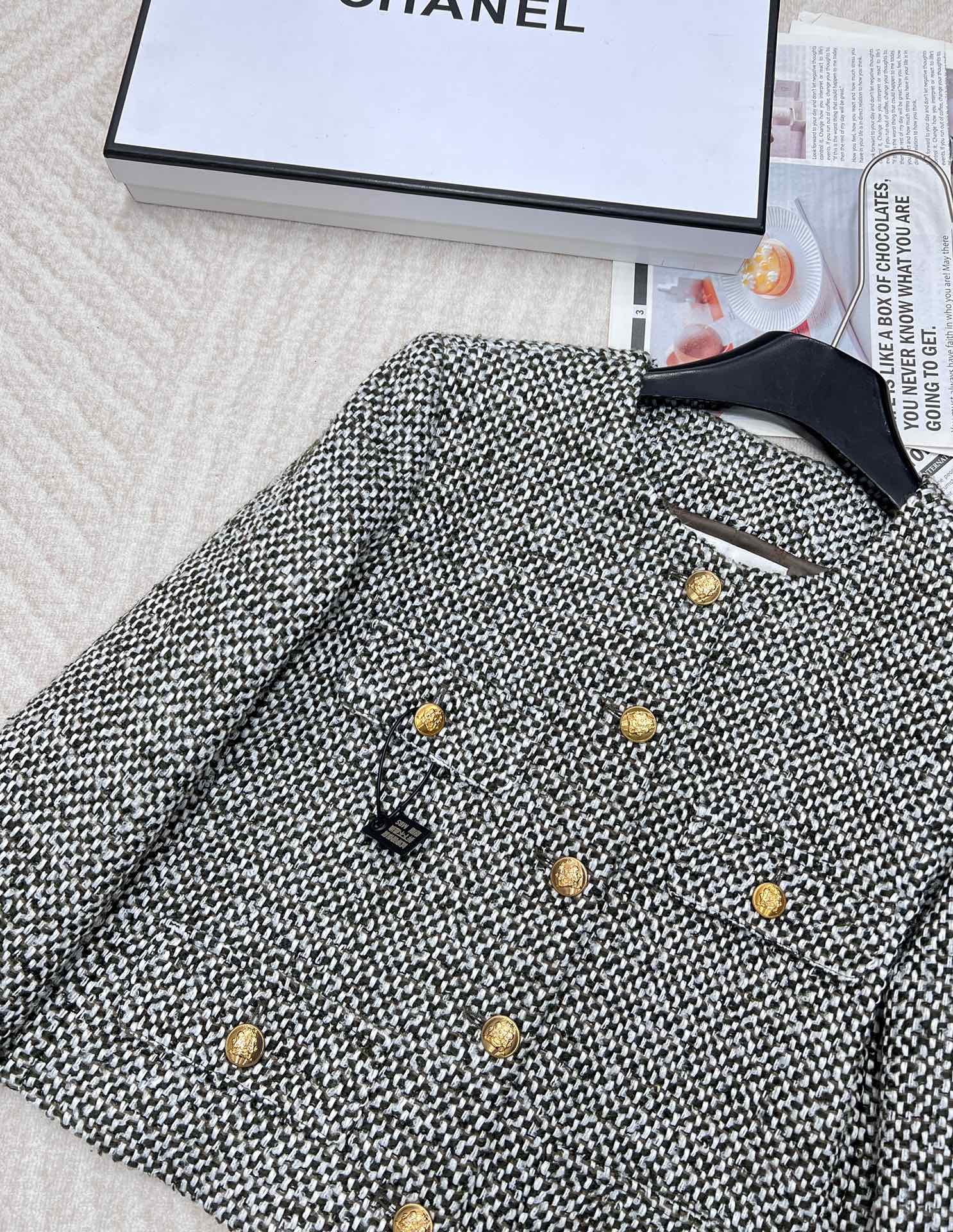 Celine 🆕灰绿色短款外套！穿上瞬间气场提升十个级别！！采用羊毛织出的格纹面料 耗时非同小可 搭配复