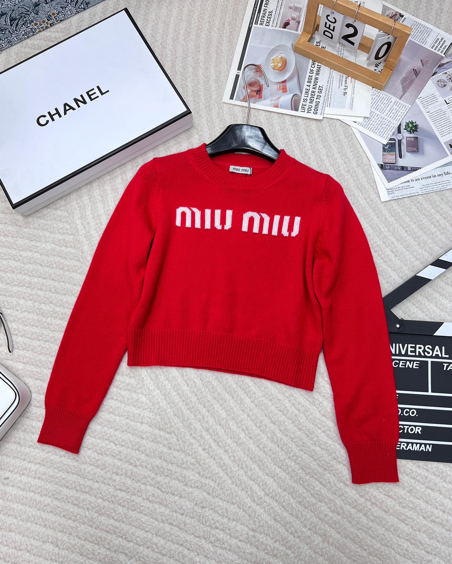 NO:313133,Miumiu American Academy-style letter knitted sweater, American Academy-style style full of retro feel, sports and casual design combines modern feminine temperament. The texture of the flat knitted craftsmanship, the front miu letter theme embroidery logo embellishes the visual design adds exquisite style, close and neat tailoring to modify the body proportions, the overall matching is also very OK, single or inner layer is worthy of daily possession. Heavy industry must-have for creating a little fairy~ Whether it is style or design, it is super fairy♀ The upper body is very warm, and the logo letters add elegance and gorgeousness!  Short design extends the body proportions!  Good looking and easy to match, four colors are outstanding~ Size sml, miumiu, sweaters, alexander wang19860909Miumiu美式学院风字母针织毛衣,弥漫复古feel的美式学院风,运动休闲设计糅合摩登女性气质 平针针织工艺质感正面miu字母主题刺绣徽标点缀视觉设计平添精致格调 贴身利落剪裁修饰身材比例,整体的搭配性也是很OK的,单穿或内搭叠穿都值得日常拥有了 重工打造小仙女必入～无论版型还是设计,都是超级仙♀ 羊毛材质上身很保暖,logo字母增添了优雅与华丽！短款设计拉长身材比例！好看又好搭 四色出～ 尺码sml 编,,miumiu,sweaters,alexander wang,Women's clothing