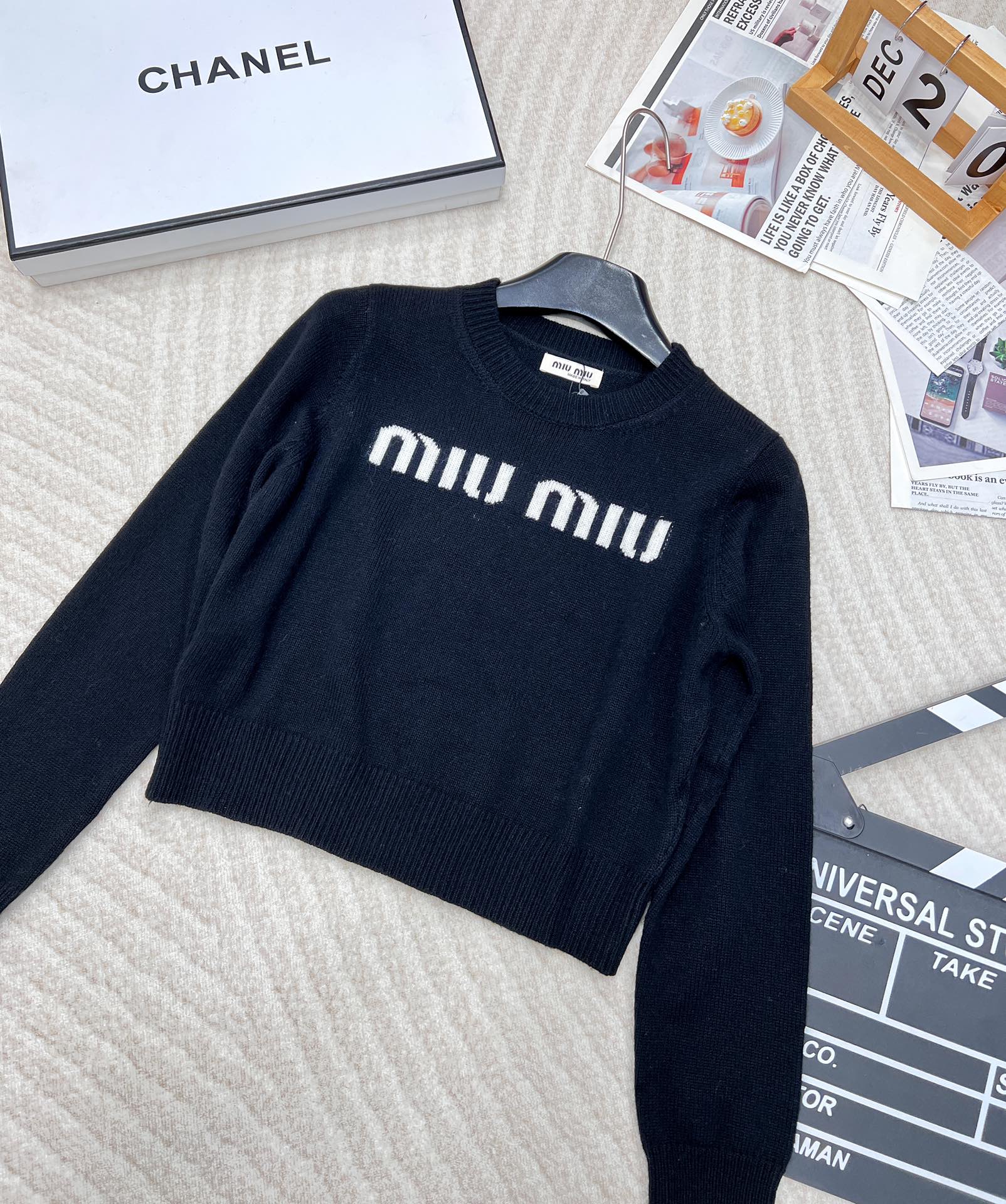 🆕Miumiu美式学院风字母针织毛衣，弥漫复古feel的美式学院风，运动休闲设计糅合摩登女性气质平针针织