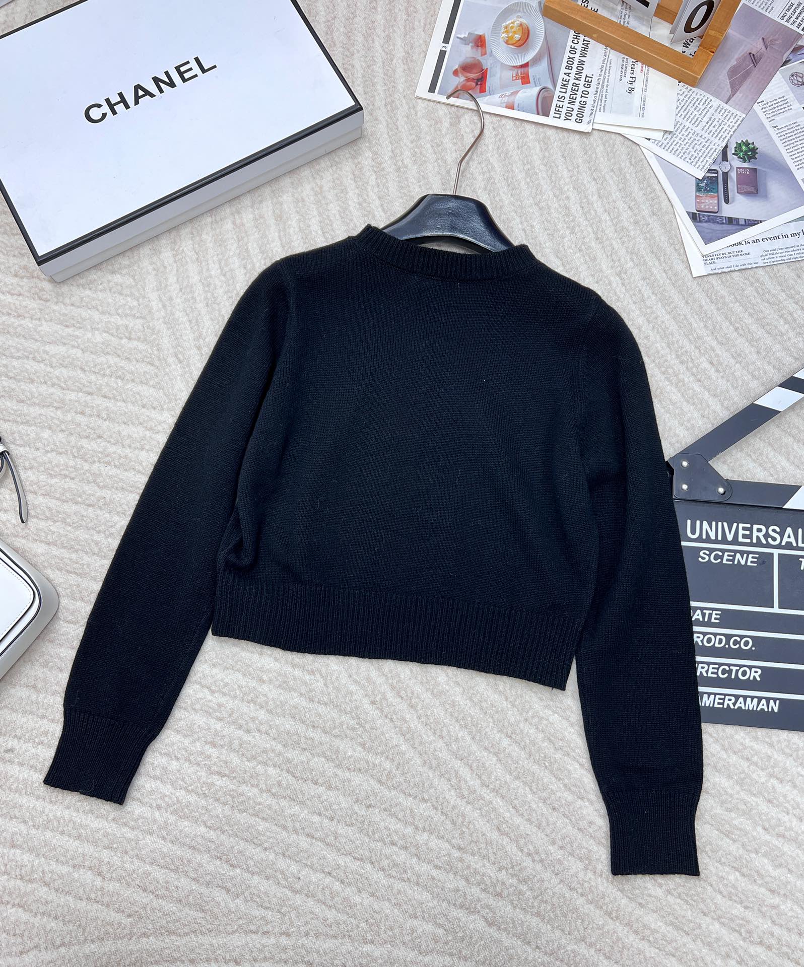 🆕Miumiu美式学院风字母针织毛衣，弥漫复古feel的美式学院风，运动休闲设计糅合摩登女性气质平针针织