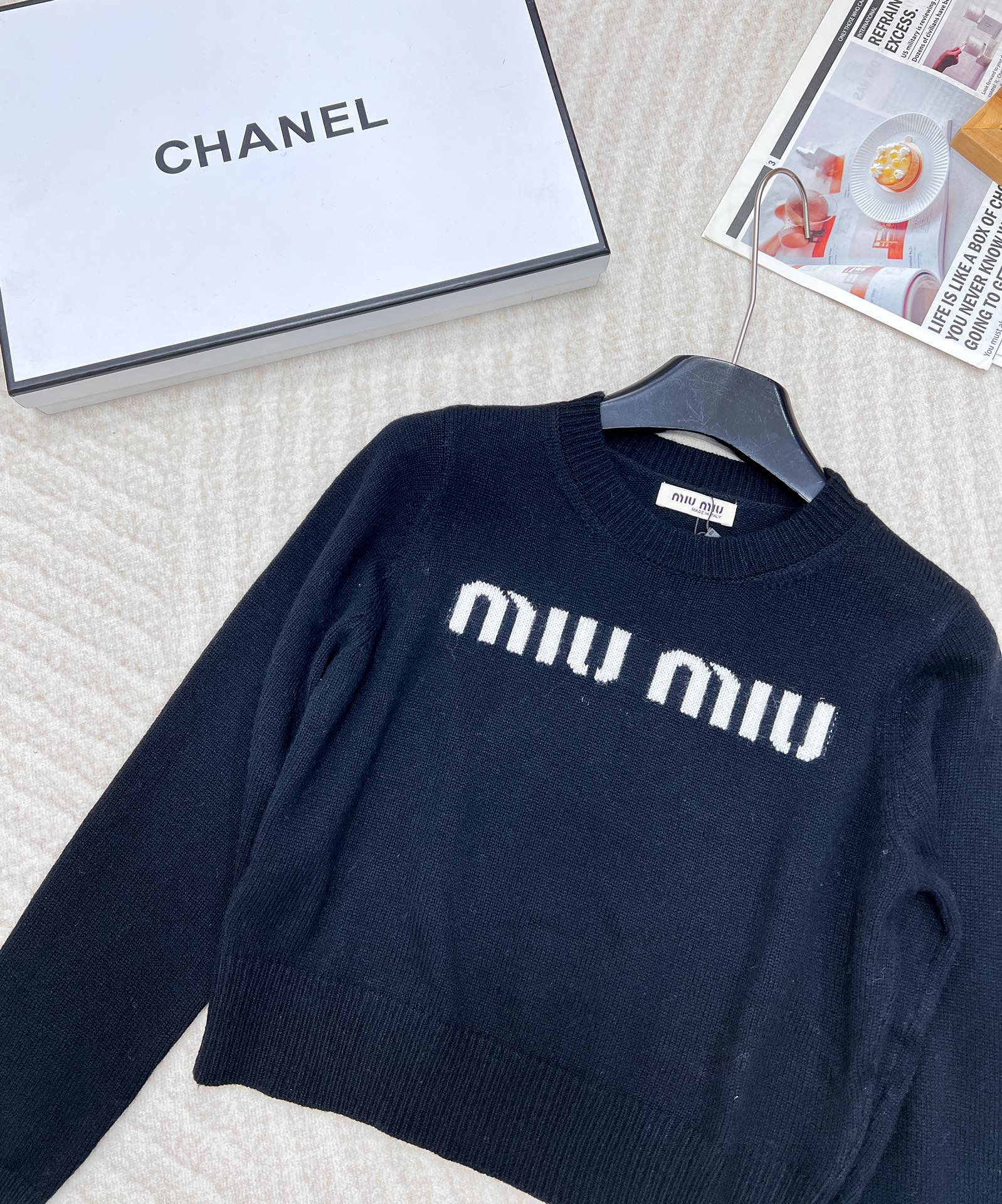 🆕Miumiu美式学院风字母针织毛衣，弥漫复古feel的美式学院风，运动休闲设计糅合摩登女性气质平针针织