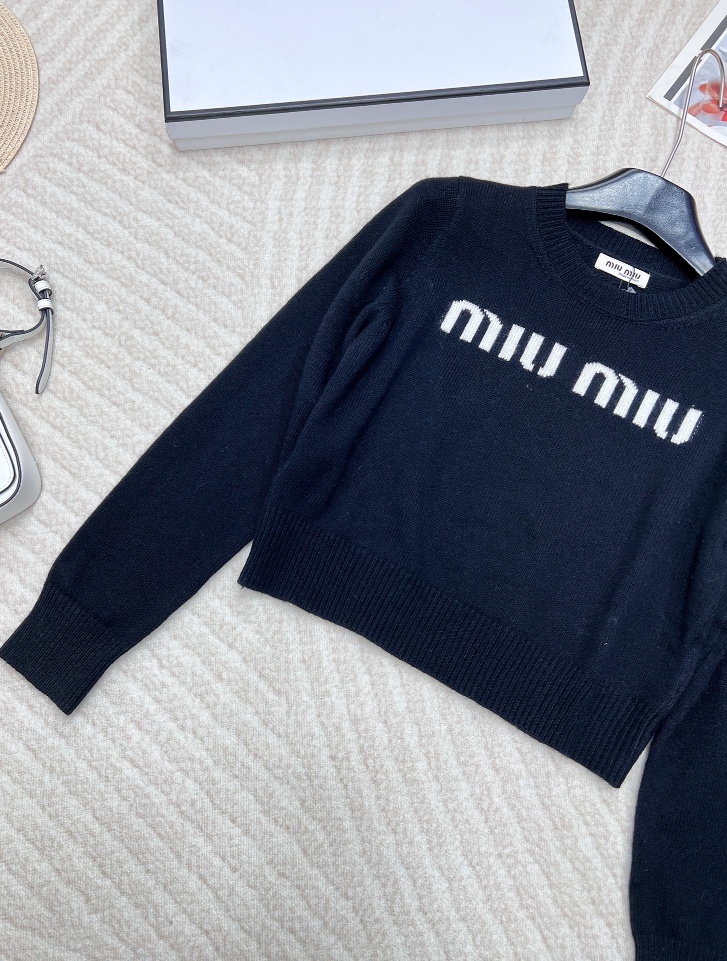 🆕Miumiu美式学院风字母针织毛衣，弥漫复古feel的美式学院风，运动休闲设计糅合摩登女性气质平针针织