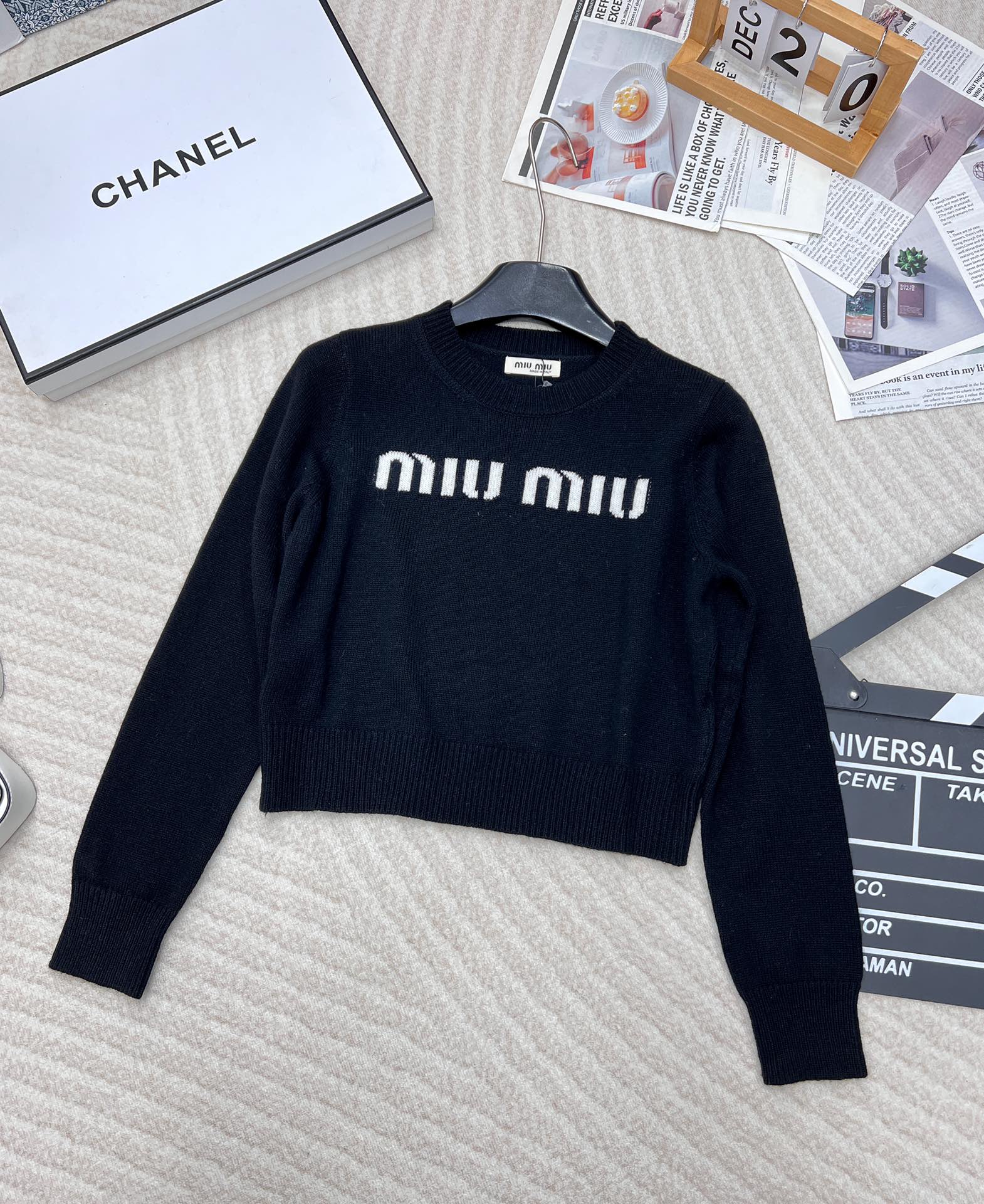 NO:313139,Miumiu American Academy-style letter knitted sweater, American Academy-style style full of retro feel, sports and casual design combines modern feminine temperament. The texture of the flat knitted craftsmanship, the front miu letter theme embroidery logo embellishes the visual design adds exquisite style, close and neat tailoring to modify the body proportions, the overall matching is also very OK, single or inner layer is worthy of daily possession. Heavy industry must-have for creating a little fairy~ Whether it is style or design, it is super fairy♀ The upper body is very warm, and the logo letters add elegance and gorgeousness!  Short design extends the body proportions!  Good looking and easy to match, four colors are outstanding~ Size sml, miumiu, sweaters, alexander wang19860909Miumiu美式学院风字母针织毛衣,弥漫复古feel的美式学院风,运动休闲设计糅合摩登女性气质 平针针织工艺质感正面miu字母主题刺绣徽标点缀视觉设计平添精致格调 贴身利落剪裁修饰身材比例,整体的搭配性也是很OK的,单穿或内搭叠穿都值得日常拥有了 重工打造小仙女必入～无论版型还是设计,都是超级仙♀ 羊毛材质上身很保暖,logo字母增添了优雅与华丽！短款设计拉长身材比例！好看又好搭 四色出～ 尺码sml 编,,miumiu,sweaters,alexander wang,Women's clothing