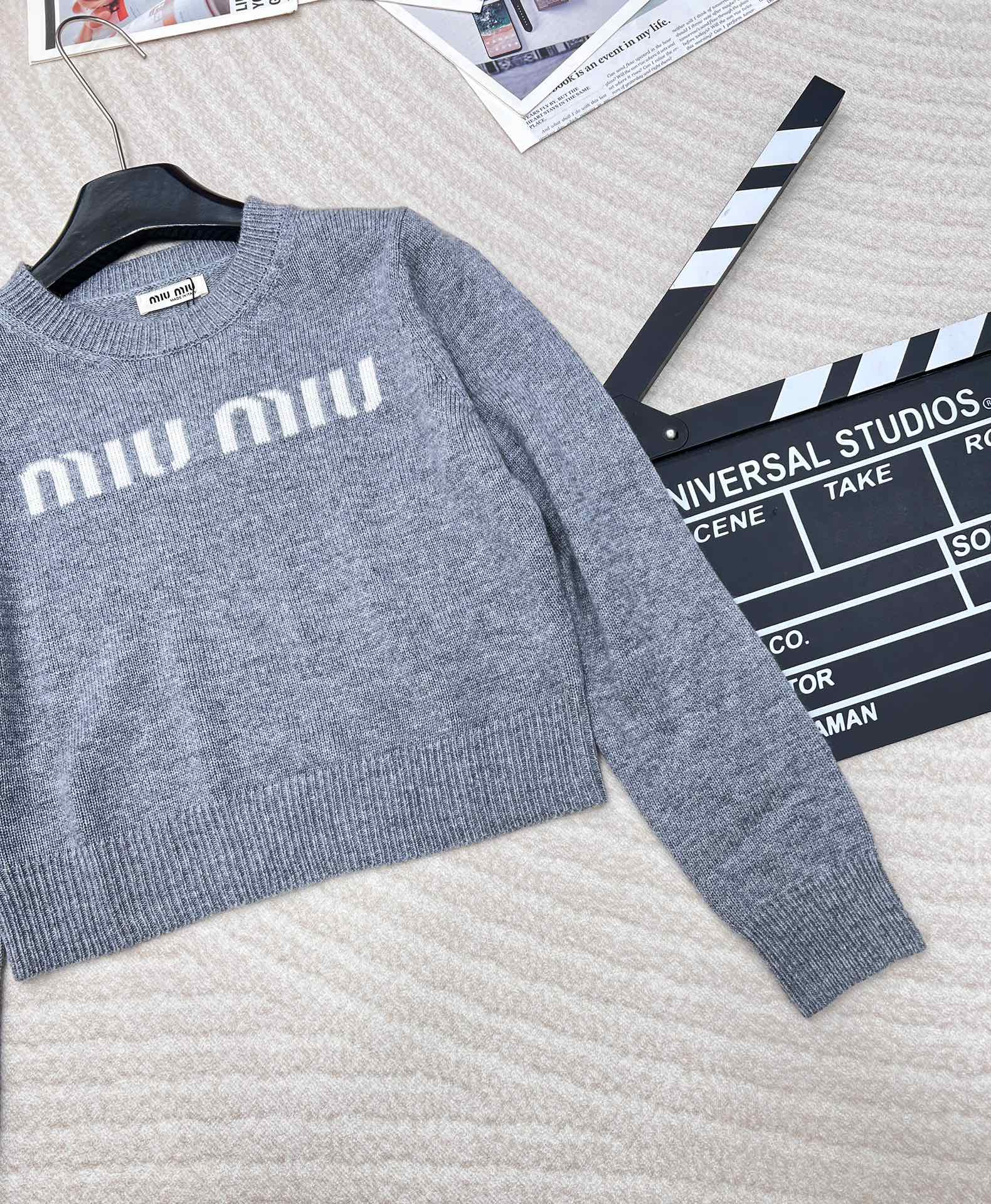 🆕Miumiu美式学院风字母针织毛衣，弥漫复古feel的美式学院风，运动休闲设计糅合摩登女性气质平针针织