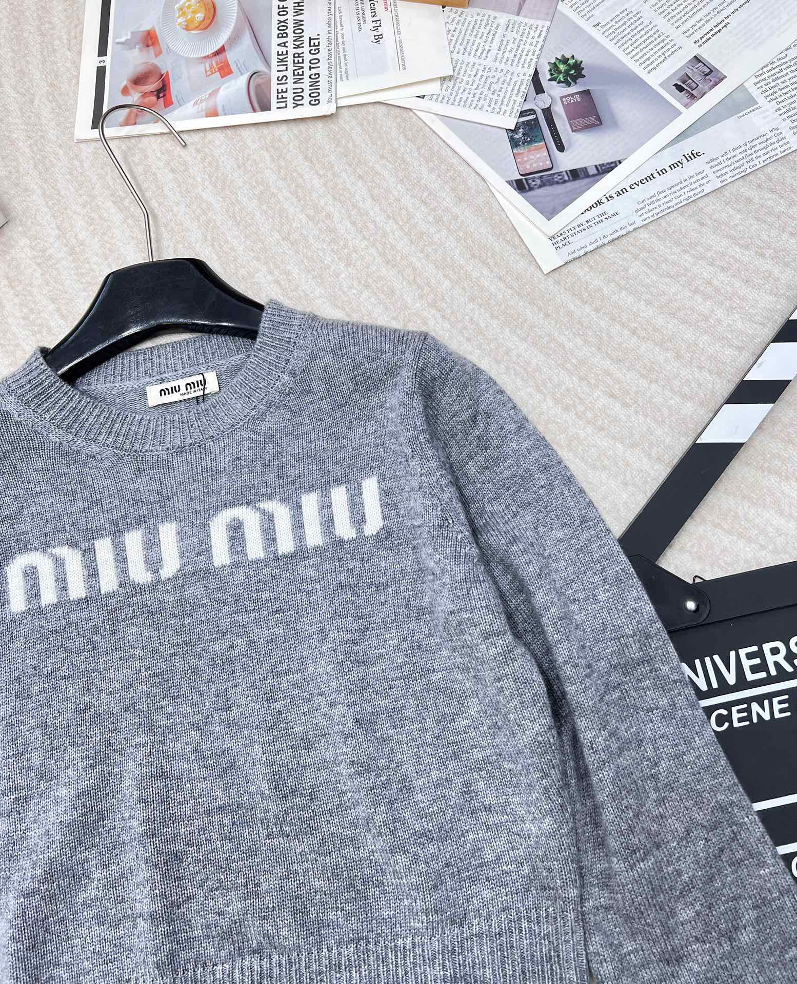 🆕Miumiu美式学院风字母针织毛衣，弥漫复古feel的美式学院风，运动休闲设计糅合摩登女性气质平针针织