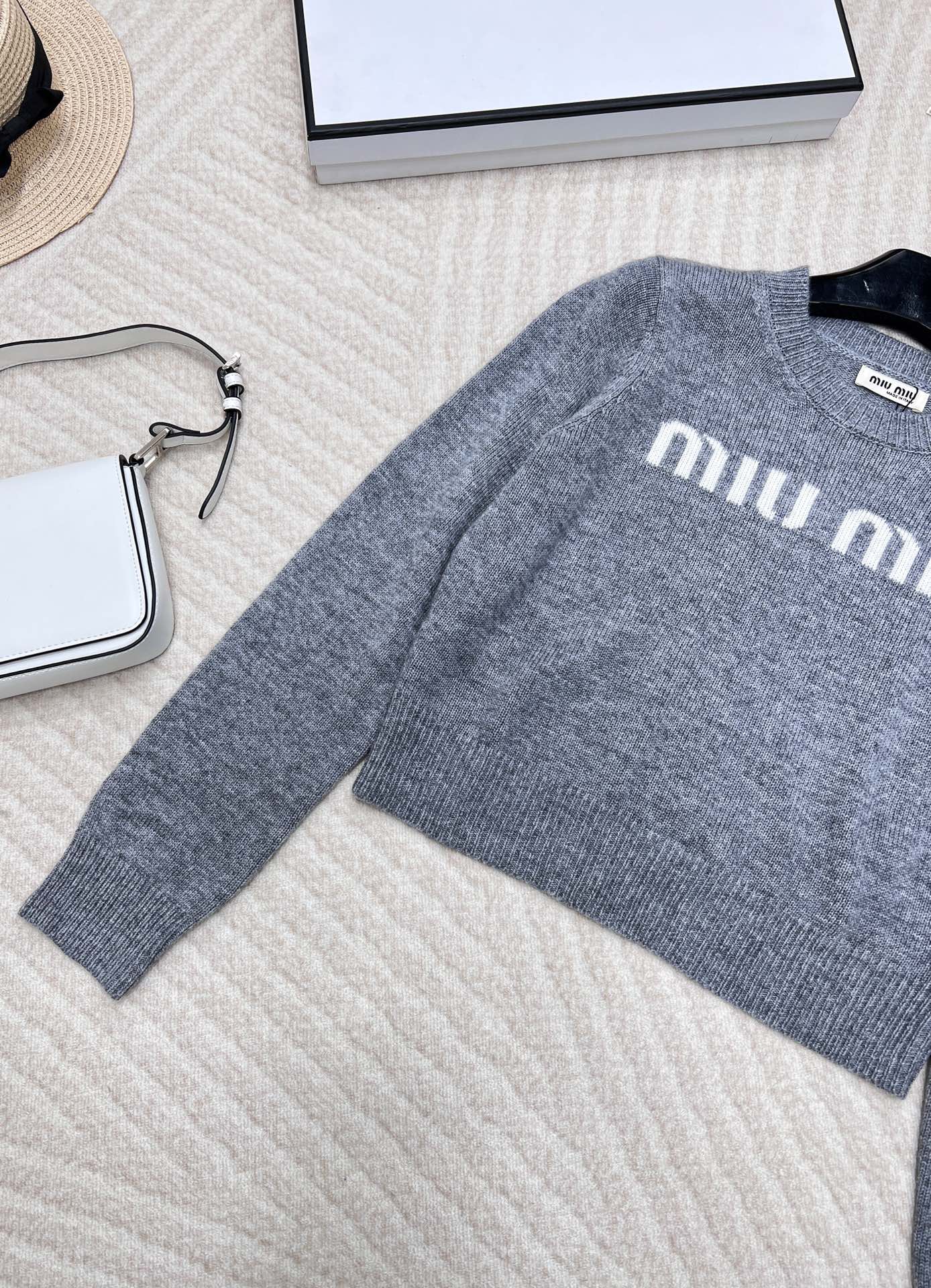 🆕Miumiu美式学院风字母针织毛衣，弥漫复古feel的美式学院风，运动休闲设计糅合摩登女性气质平针针织