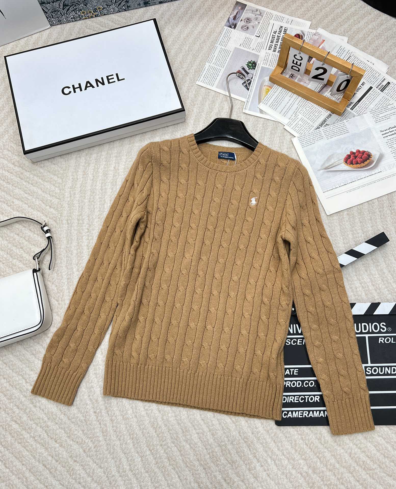 NO:496946,Ralph Lauren 24Ss latest wool cashmere crimped round neck sweater, the most classic crimped round neck sweater, this series is bound to explode every year and is often out of stock!  Many versions on the market are made of chemical fiber (flood, fake slippery, and unnatural color). Ours is 90 wool cashmere, and the texture is not comparable to that of the market!  The plump and three-dimensional feeling of the crimps, with a cashmere-like matte surface, and it is very fluffy!  This year's new style has made four classic versions of the color, which can be easily selected and will look good!  Embroidered pony on the chest, full and three-dimensional embroidery, at a glance, it is the top quality four-color large-scale goods~ Size sml code L, loro piana, sweaters, alexander wang19860909Ralph Lauren拉夫劳伦24Ss最新款羊毛羊绒绞花圆领毛衣,最经典的绞花圆领毛衣,这个系列每年必爆,经常断货！市面上很多版本是带化纤的（会泛光、假滑、颜色不自然),咱们的是90羊毛 山羊绒,手感 质感不是市场货能比的！ 绞花的丰满有立体感,表面带羊绒的雾面感,很蓬松！ 今年的新款版型,做了四个颜色经典版 随便选都好看 ！ 胸前刺绣小马,刺绣饱满立体,一眼就是顶级品质四色大货出～ 尺码sml 编码L,,loro piana,sweaters,alexander wang,Women's clothing