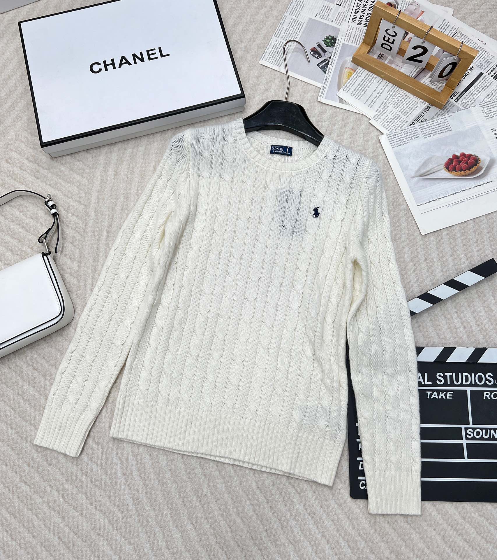 NO:496958,Ralph Lauren 24Ss latest wool cashmere crimped round neck sweater, the most classic crimped round neck sweater, this series is bound to explode every year and is often out of stock!  Many versions on the market are made of chemical fiber (flood, fake slippery, and unnatural color). Ours is 90 wool cashmere, and the texture is not comparable to that of the market!  The plump and three-dimensional feeling of the crimps, with a cashmere-like matte surface, and it is very fluffy!  This year's new style has made four classic versions of the color, which can be easily selected and will look good!  Embroidered pony on the chest, full and three-dimensional embroidery, at a glance, it is the top quality four-color large-scale goods~ Size sml code, loro piana, sweaters, alexander wang19860909Ralph Lauren拉夫劳伦24Ss最新款羊毛羊绒绞花圆领毛衣,最经典的绞花圆领毛衣,这个系列每年必爆,经常断货！市面上很多版本是带化纤的（会泛光、假滑、颜色不自然),咱们的是90羊毛 山羊绒,手感 质感不是市场货能比的！ 绞花的丰满有立体感,表面带羊绒的雾面感,很蓬松！ 今年的新款版型,做了四个颜色经典版 随便选都好看 ！ 胸前刺绣小马,刺绣饱满立体,一眼就是顶级品质四色大货出～ 尺码sml 编码,,loro piana,sweaters,alexander wang,Women's clothing